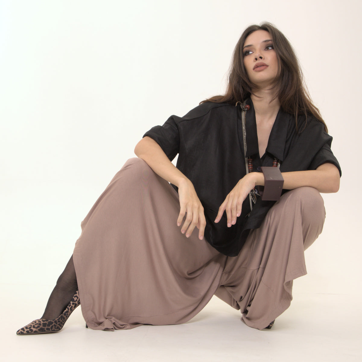 Amira - Saia-calça de malha com pregas e ajuste com fivelas de metal na cor rosé