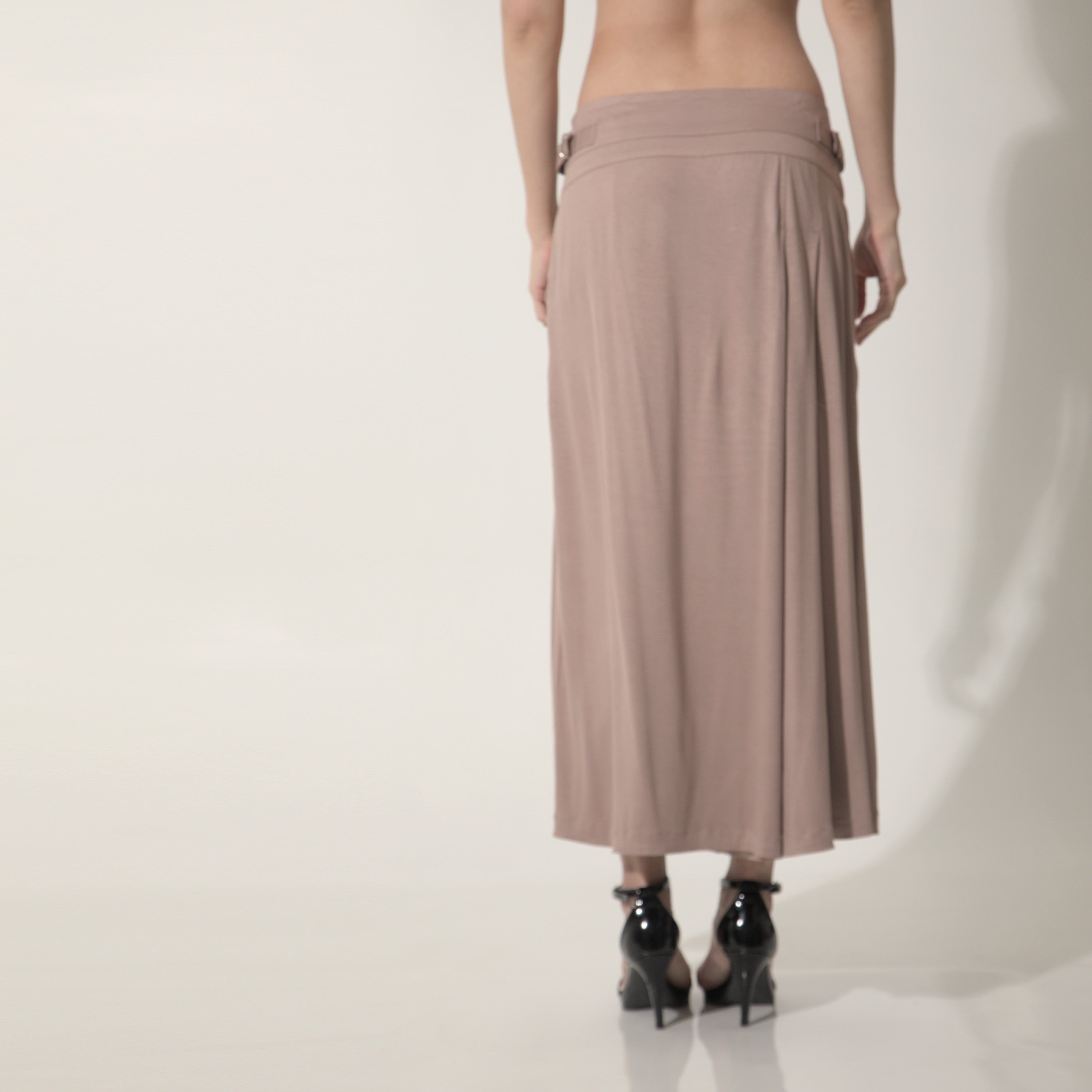Amira - Saia-calça de malha com pregas e ajuste com fivelas de metal na cor mocha mousse