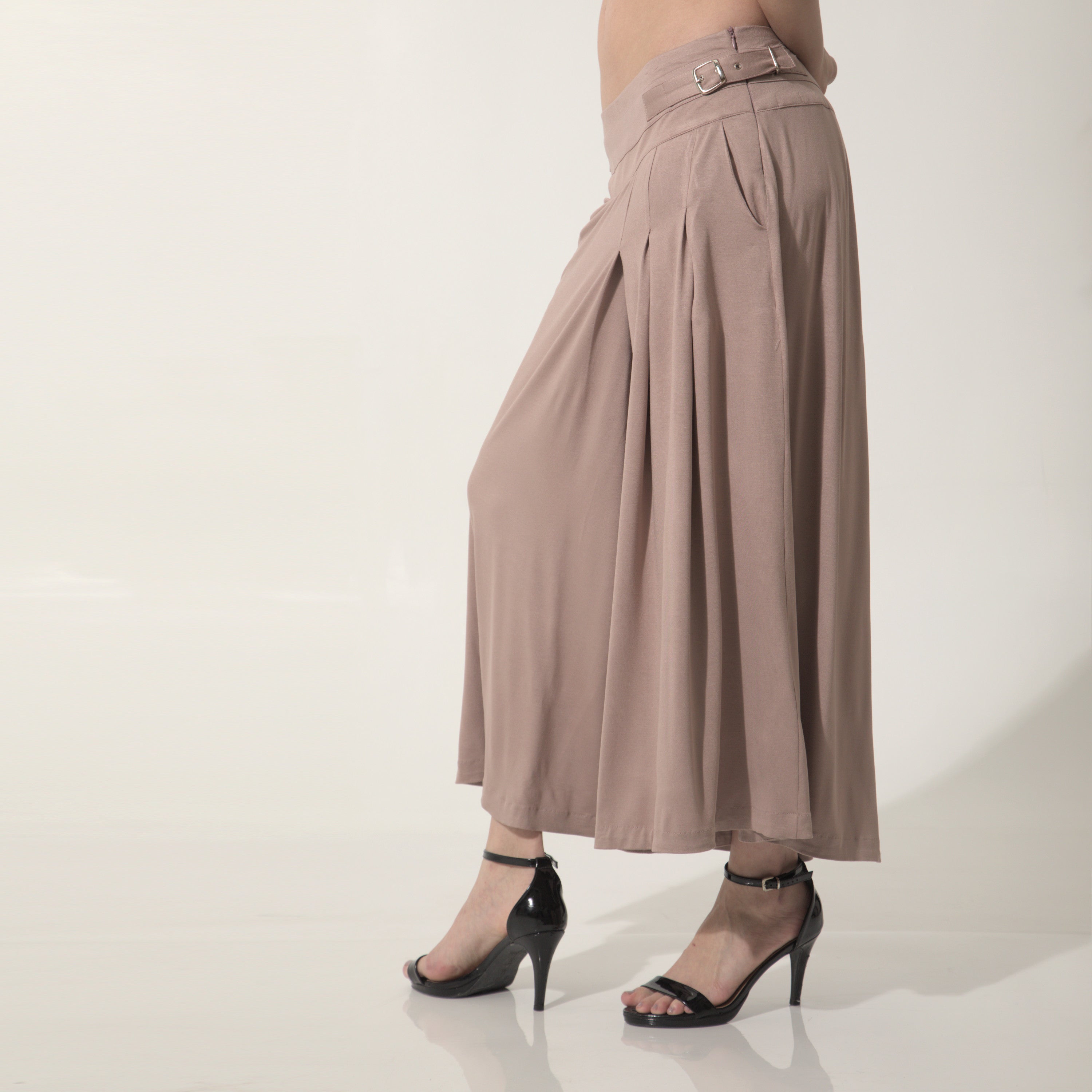 Amira - Saia-calça de malha com pregas e ajuste com fivelas de metal na cor mocha mousse