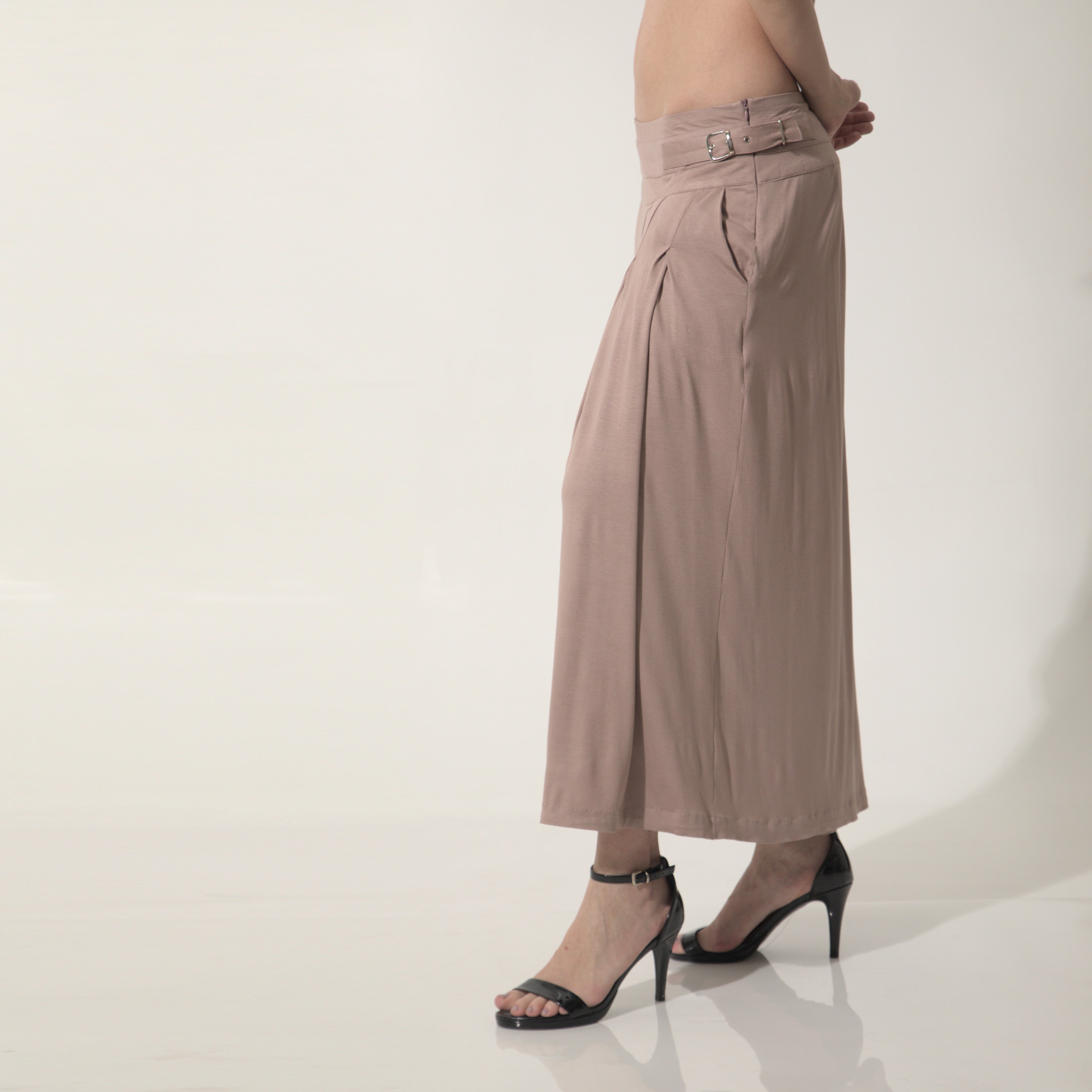 Amira - Saia-calça de malha com pregas e ajuste com fivelas de metal na cor mocha mousse