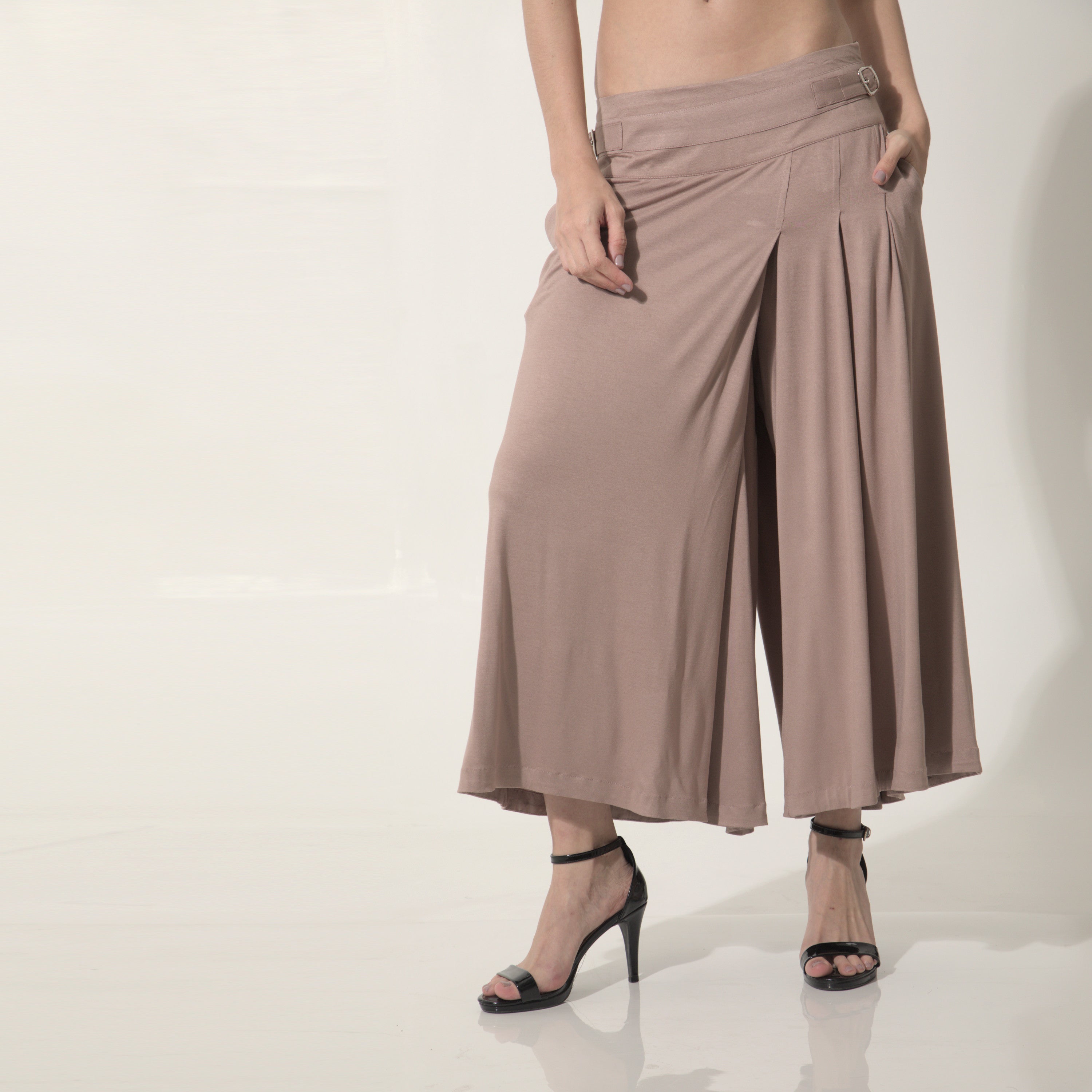 Amira - Saia-calça de malha com pregas e ajuste com fivelas de metal na cor mocha mousse