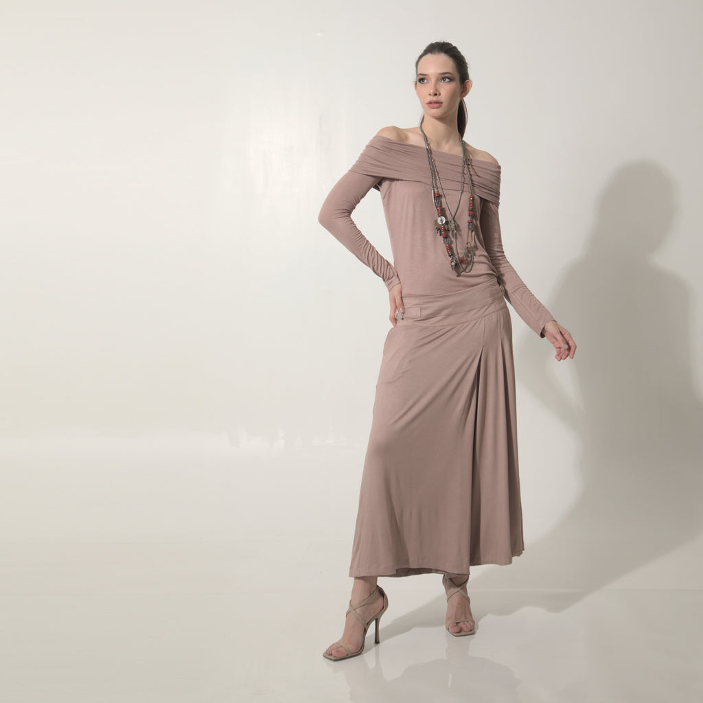 Amira - Saia-calça de malha com pregas e ajuste com fivelas de metal na cor mocha mousse