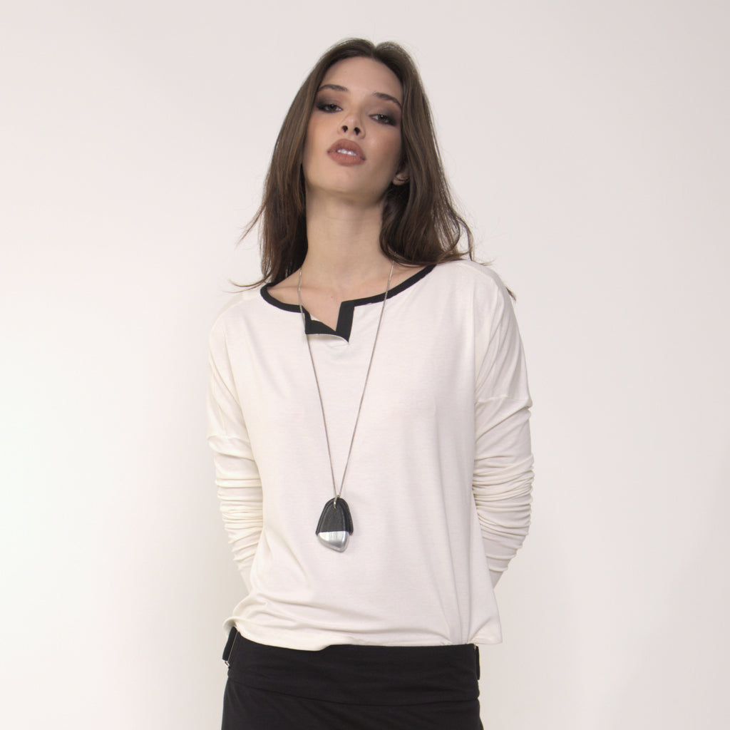 Arina - Blusa em malha manga comprida na cor off-white com debrum preto
