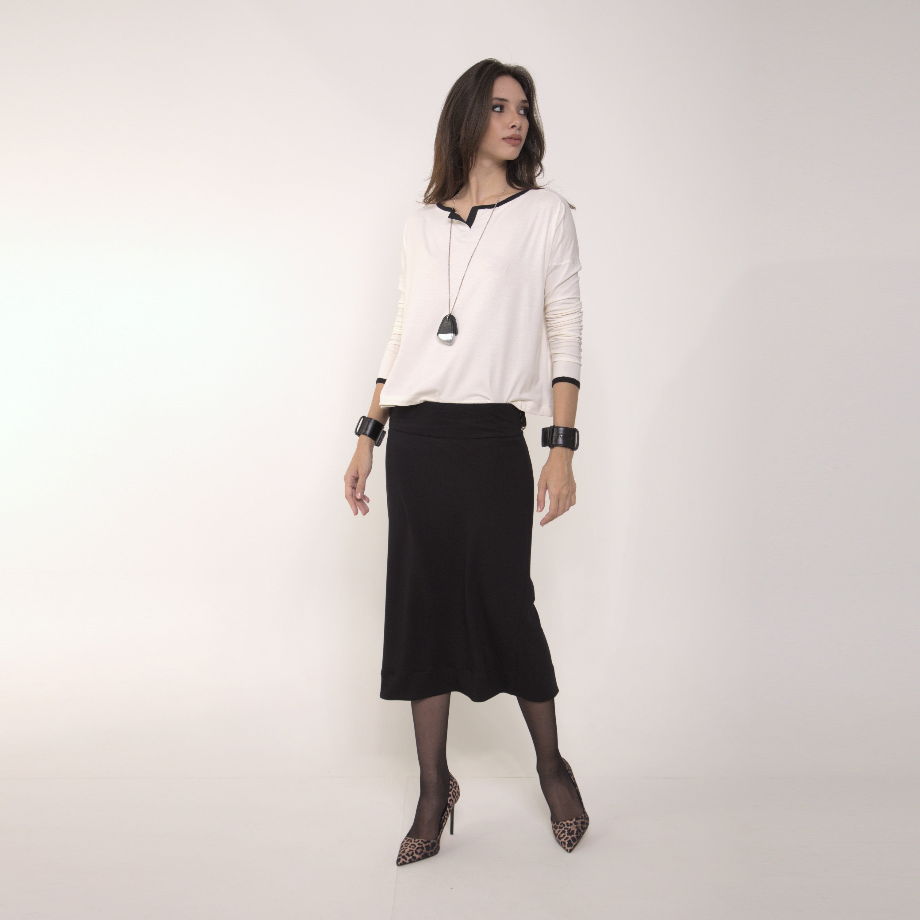 Arina - Blusa em malha manga comprida na cor off-white com debrum preto