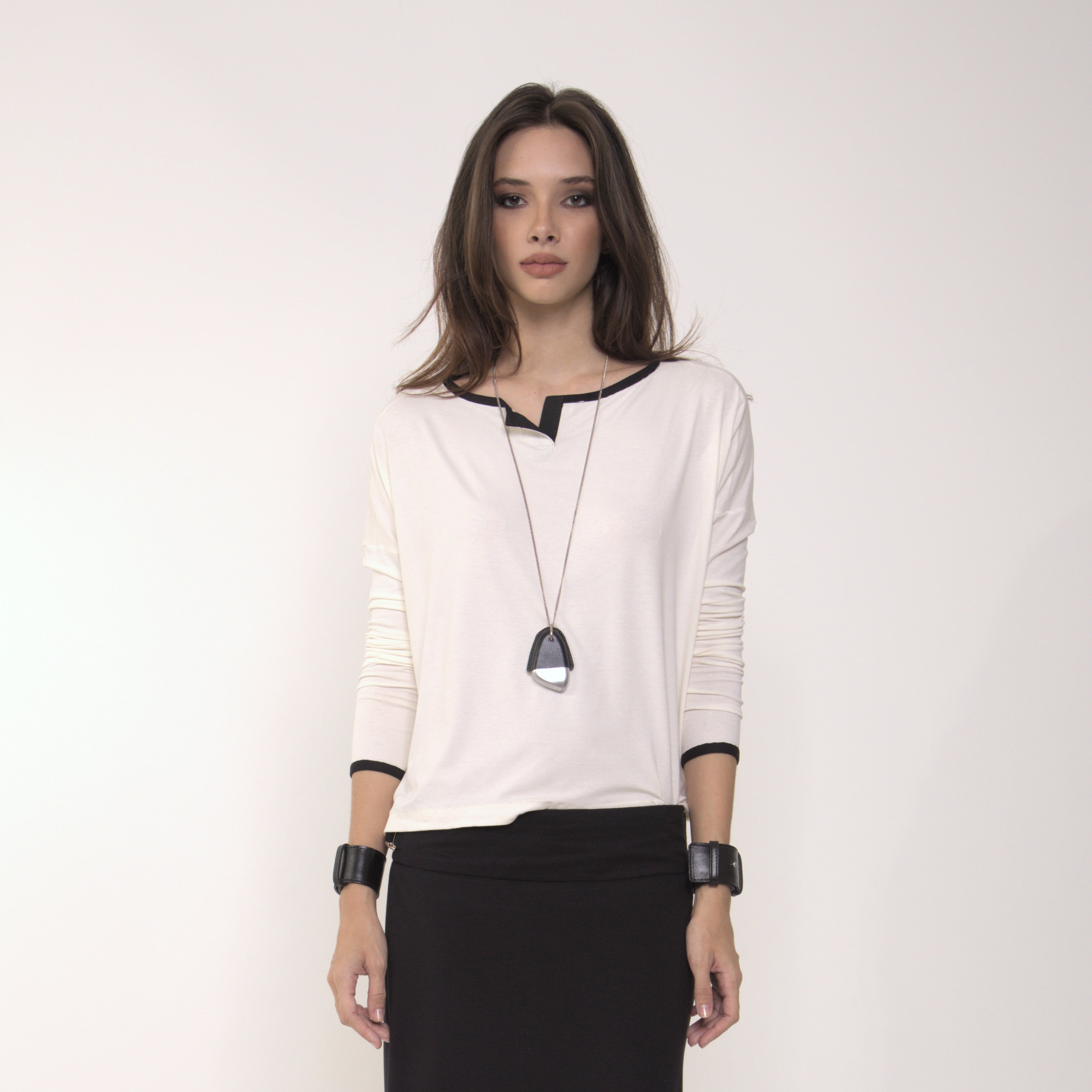 Arina - Blusa em malha manga comprida na cor off-white com debrum preto