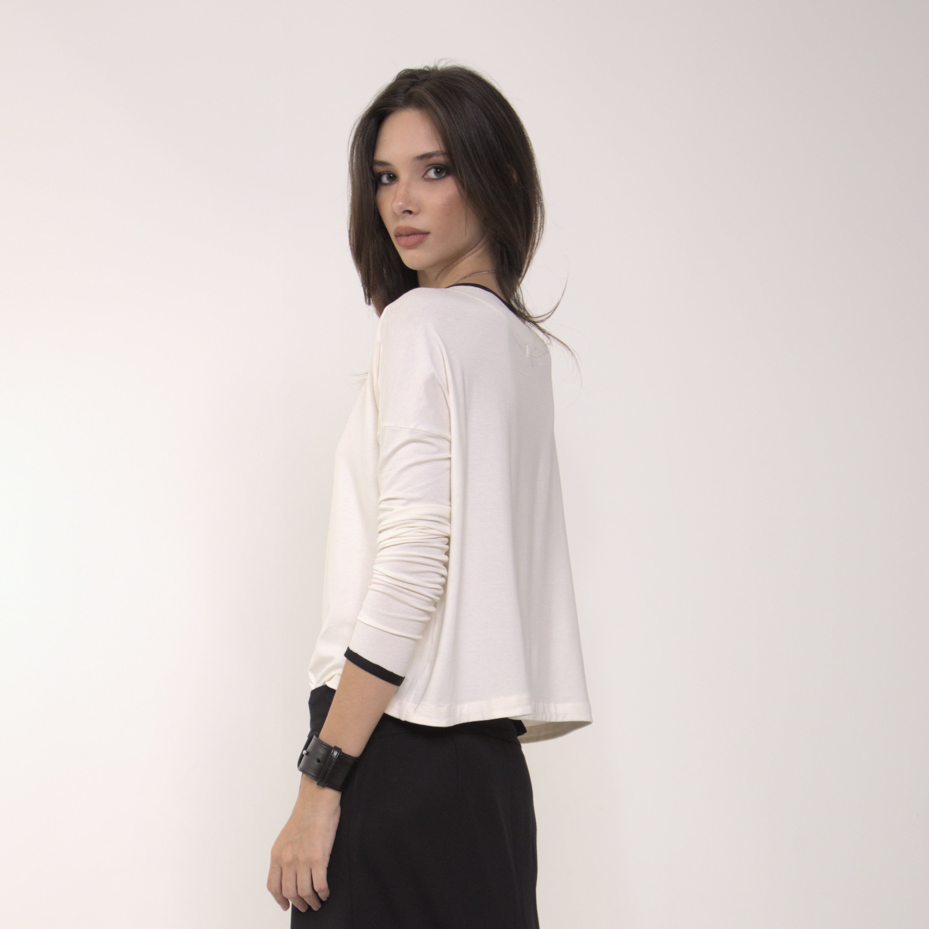 Arina - Blusa em malha manga comprida na cor off-white com debrum preto