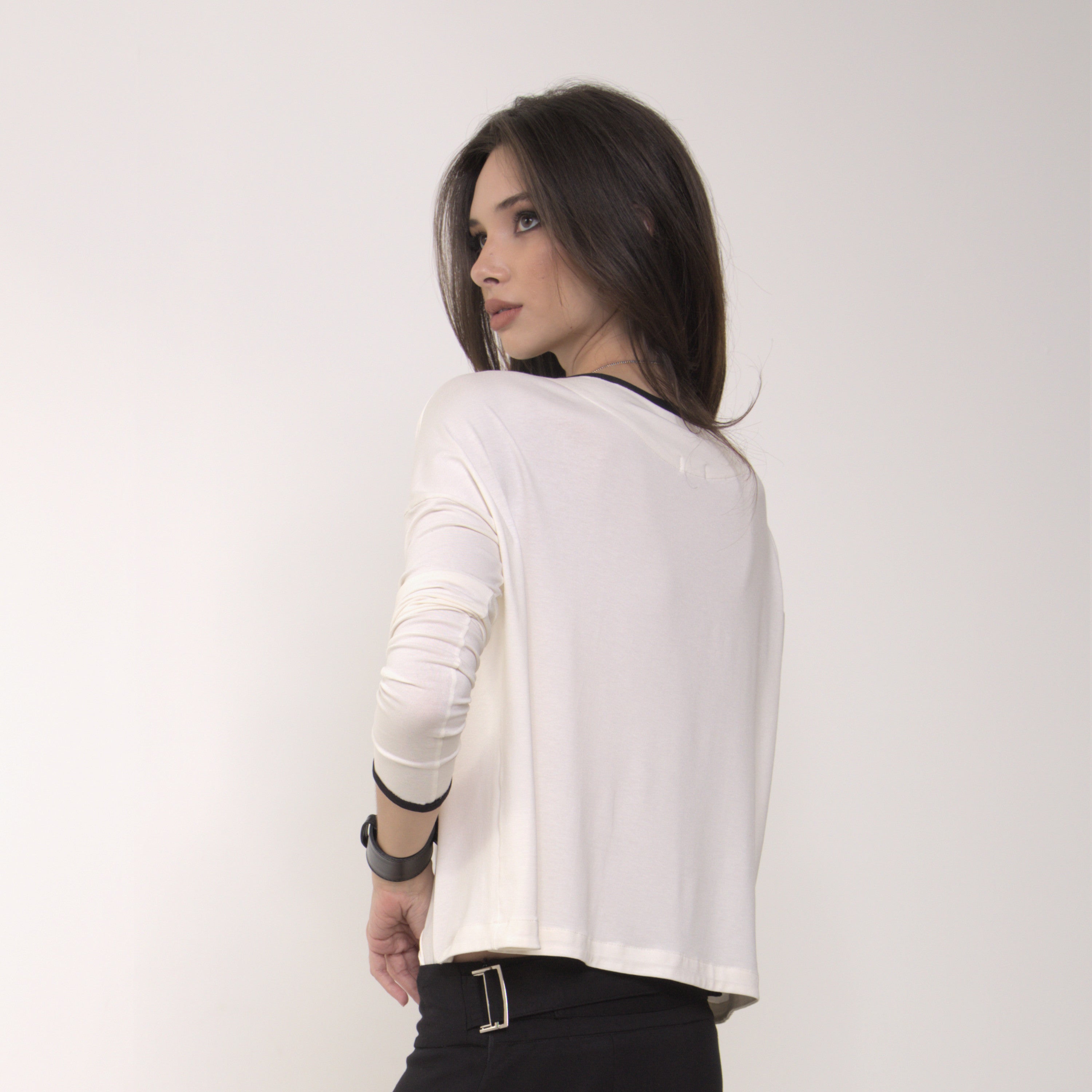 Arina - Blusa em malha manga comprida na cor off-white com debrum preto