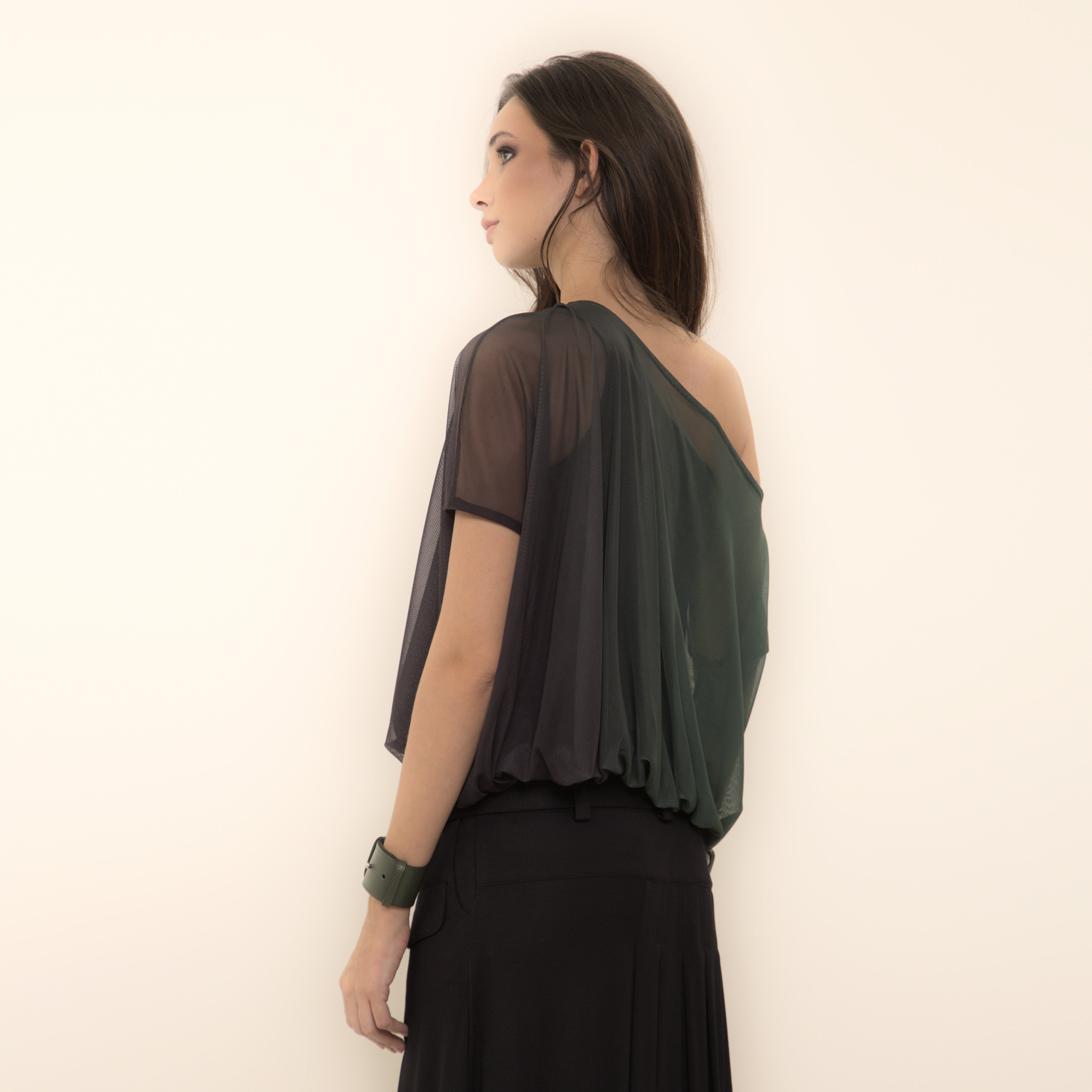 Bella - Blusa de tule balonê com top por baixo efeito degradê de verde alcaparra e preto