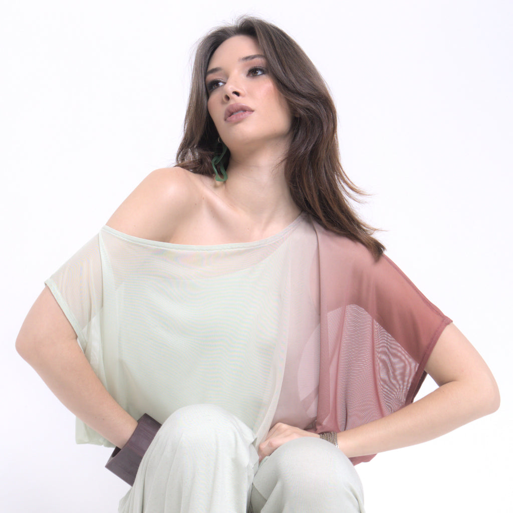 Bella - Blusa de tule balonê com top por baixo efeito degradê de verde sálvia e cabernet