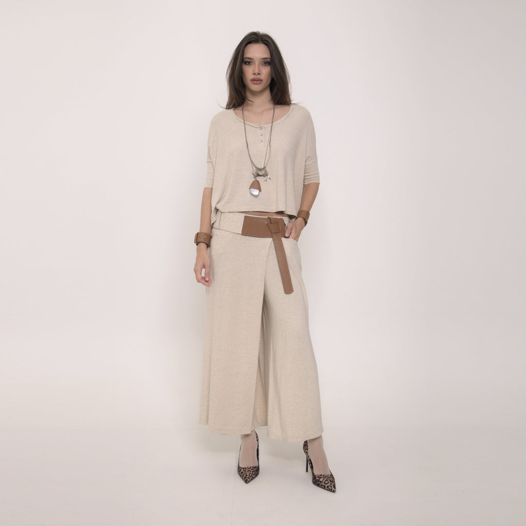 Brigitte - Blusa em malha corte retangular e manga 3/4 na cor linho natural