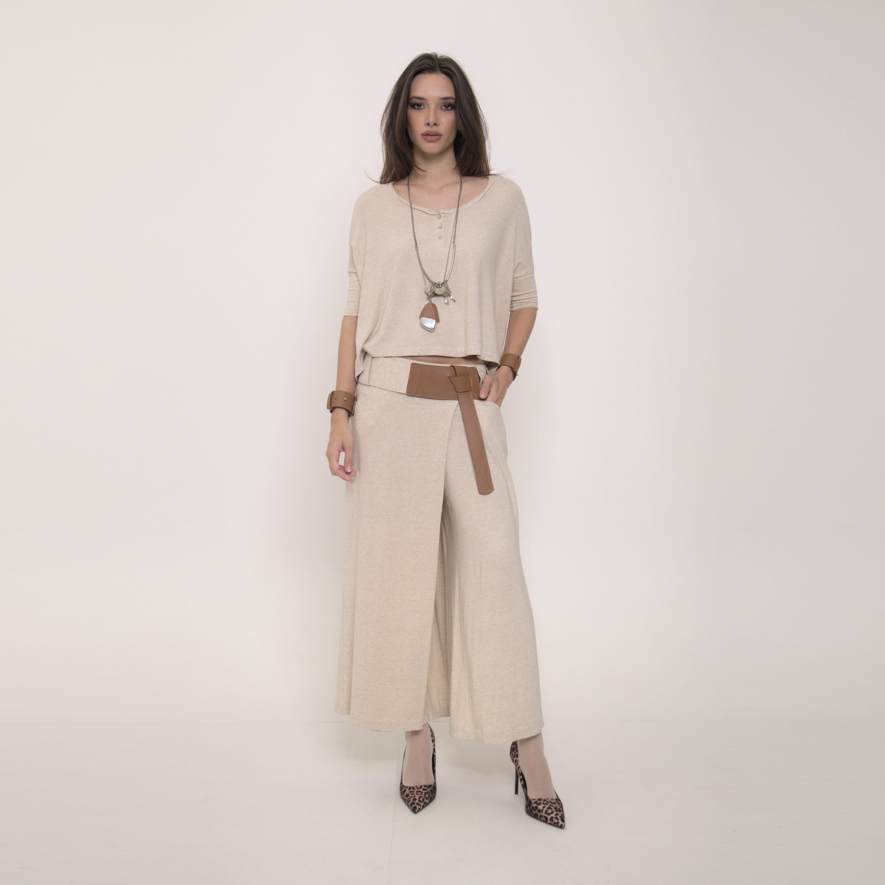 Bia - Saia-calça de malha com cinto de couro com amarração na cor linho natural