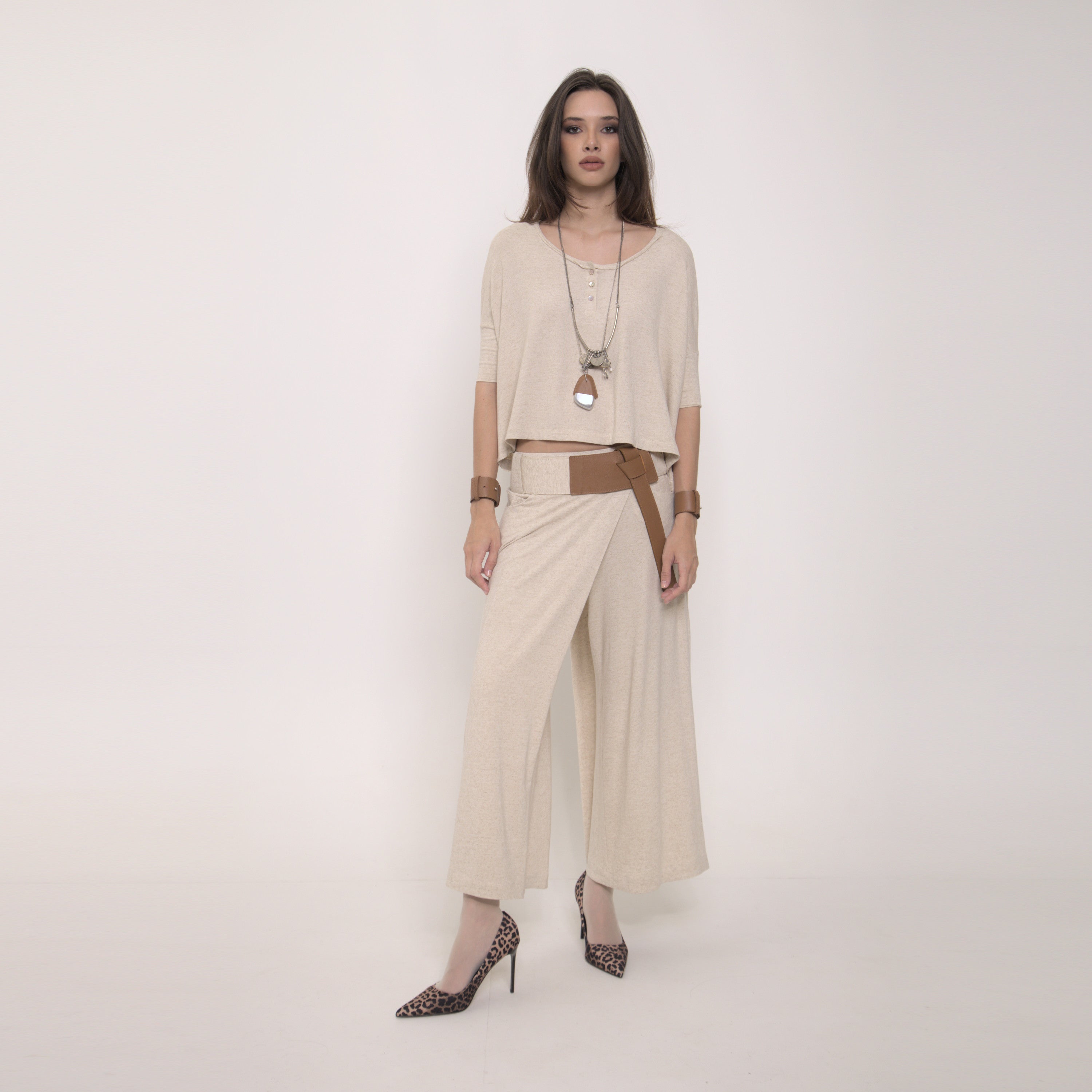 Brigitte - Blusa em malha corte retangular e manga 3/4 na cor linho natural