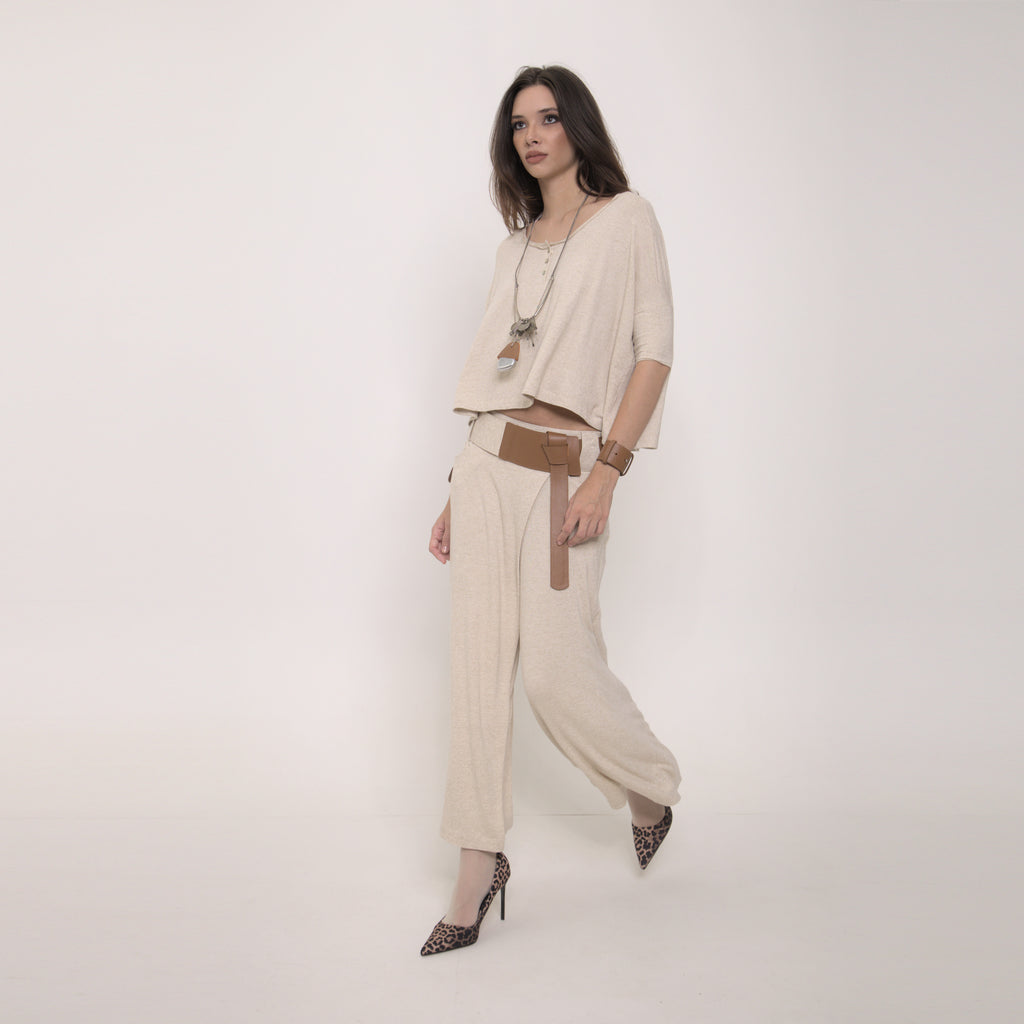 Brigitte - Blusa em malha corte retangular e manga 3/4 na cor linho natural