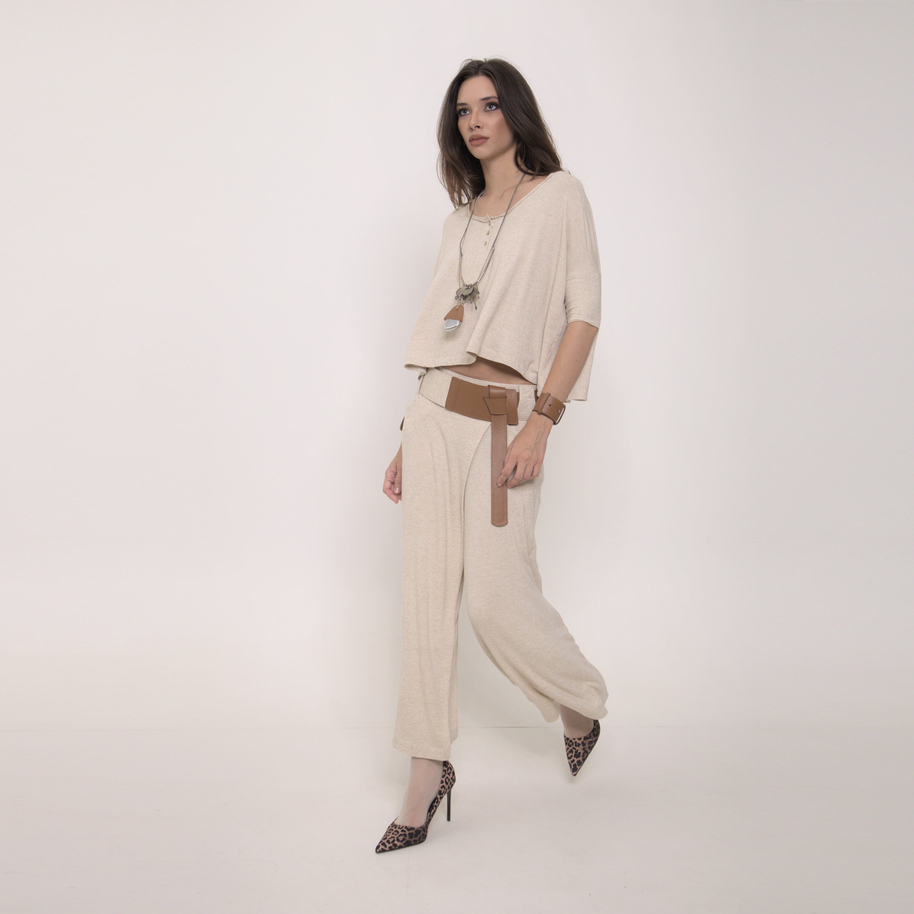 Brigitte - Blusa em malha corte retangular e manga 3/4 na cor linho natural