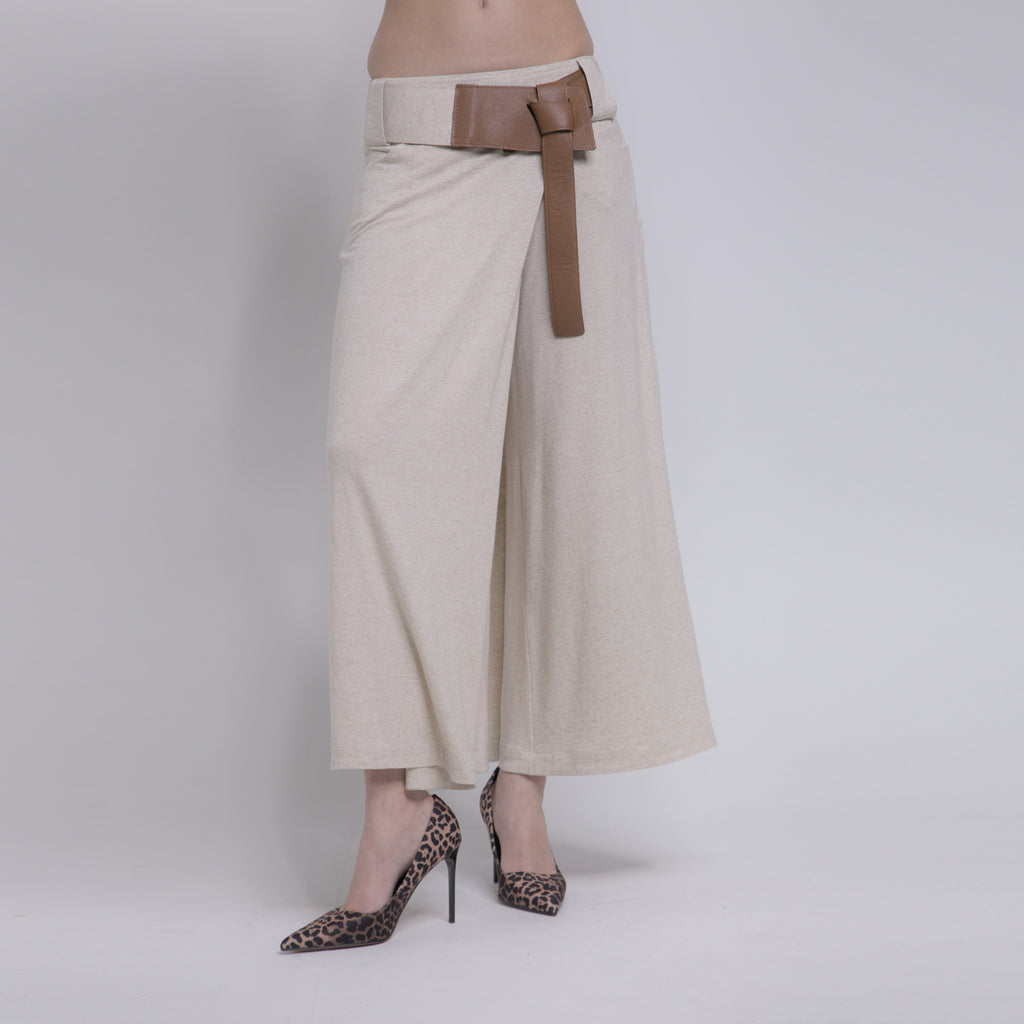 Bia - Saia-calça de malha com cinto de couro com amarração na cor linho natural