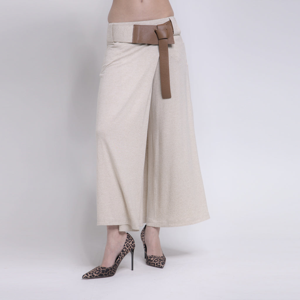 Bia - Saia-calça de malha com cinto de couro com amarração na cor linho natural