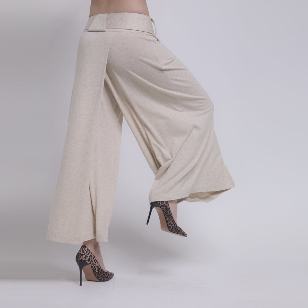 Bia - Saia-calça de malha com cinto de couro com amarração na cor linho natural