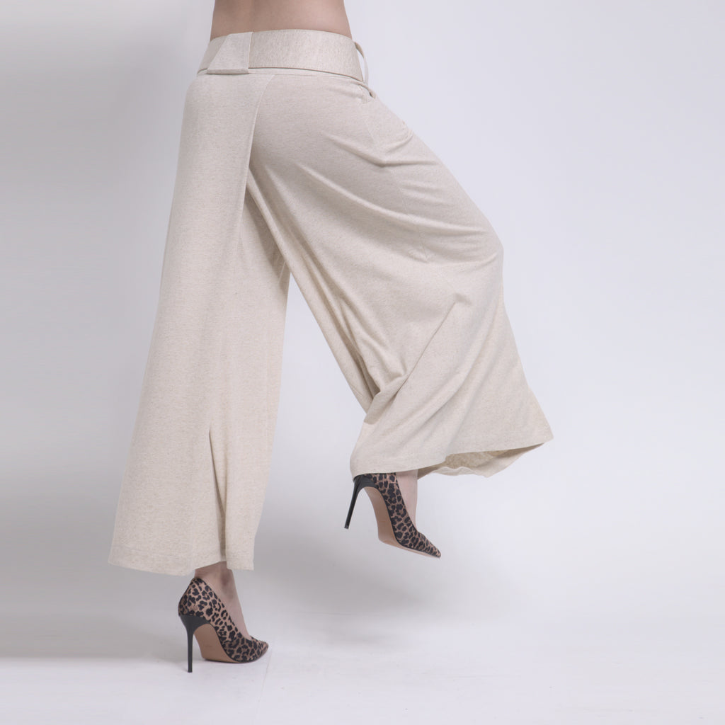 Bia - Saia-calça de malha com cinto de couro com amarração na cor linho natural