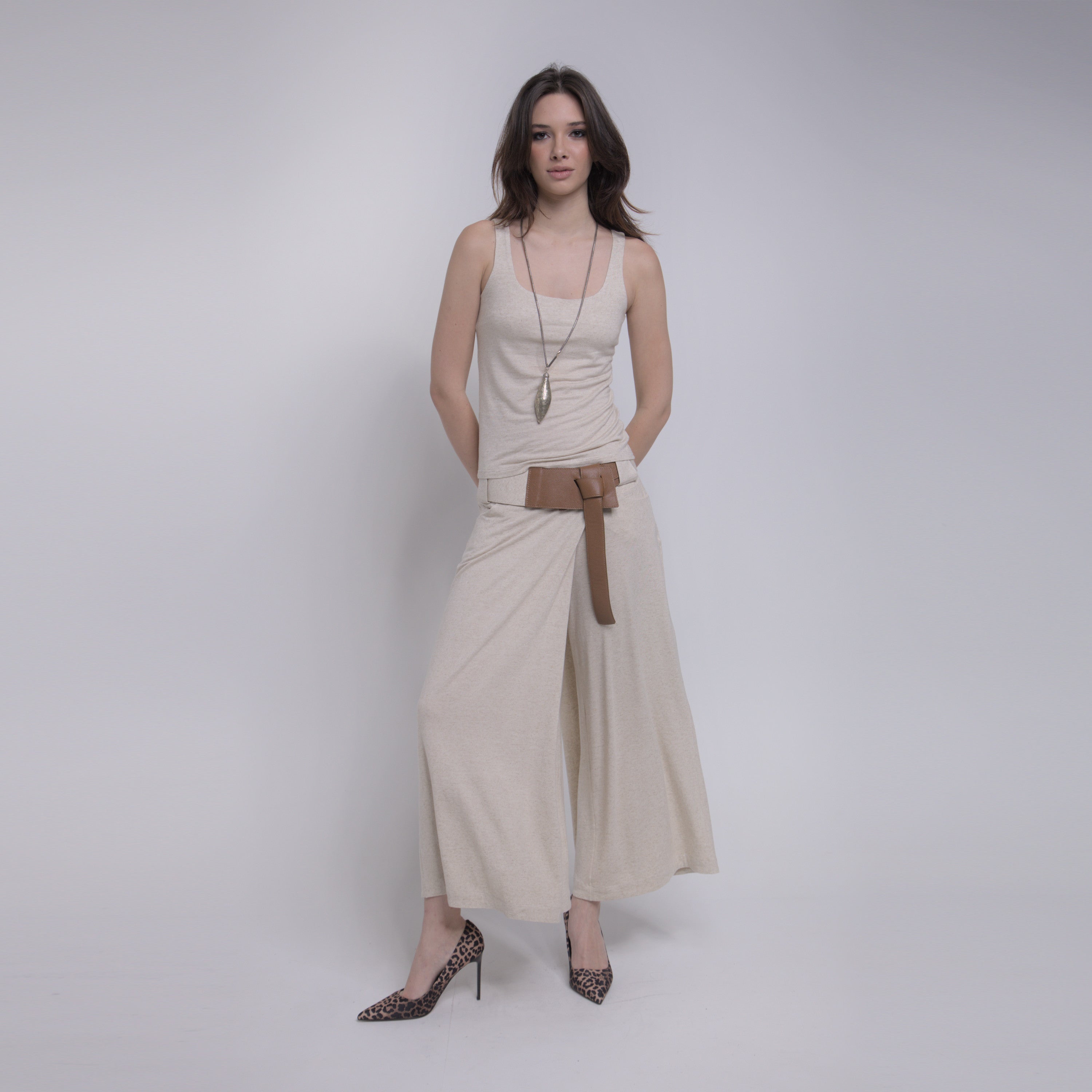 Bia - Saia-calça de malha com cinto de couro com amarração na cor linho natural