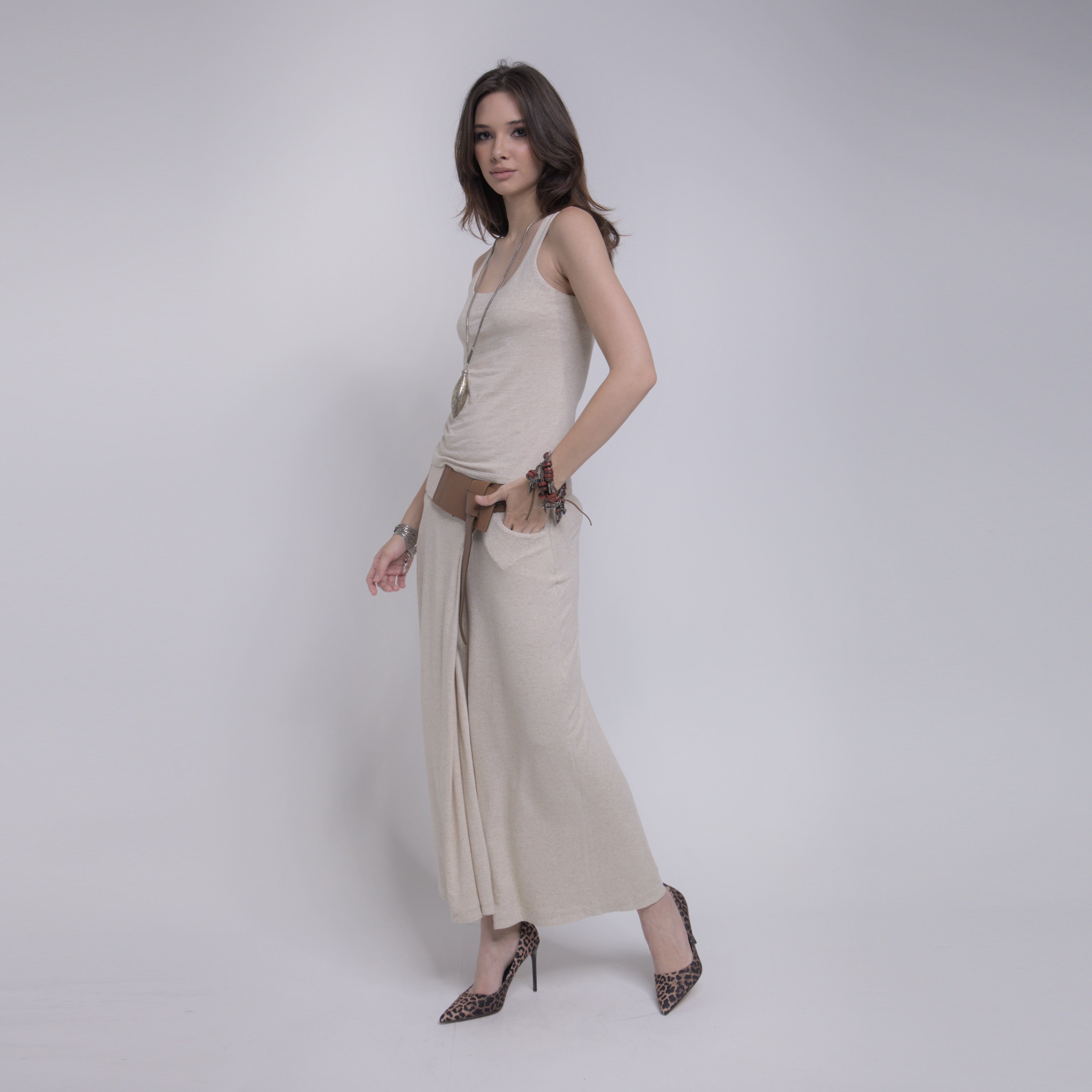 Bia - Saia-calça de malha com cinto de couro com amarração na cor linho natural