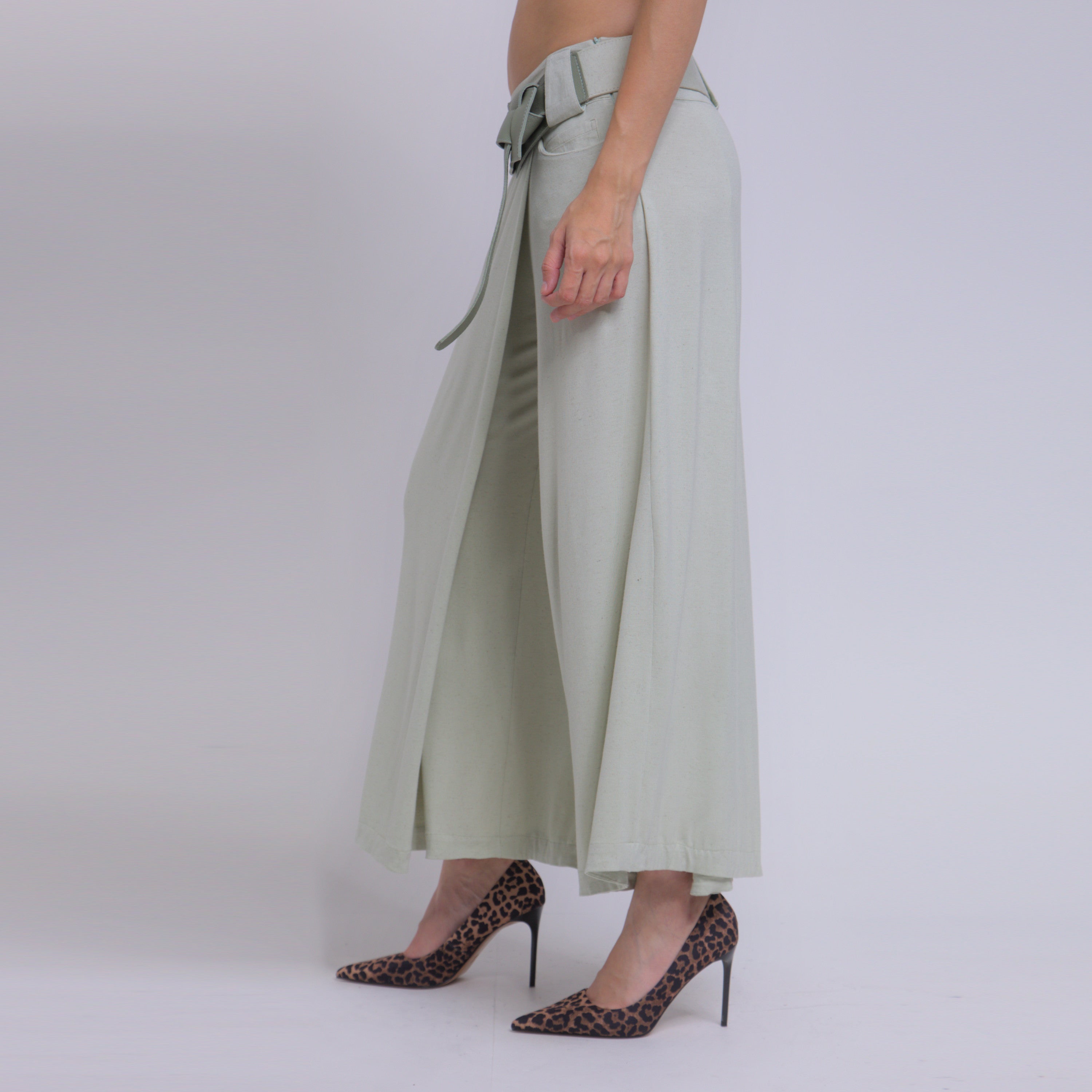 Bia - Saia-calça de malha com cinto de couro com amarração na cor verde sálvia