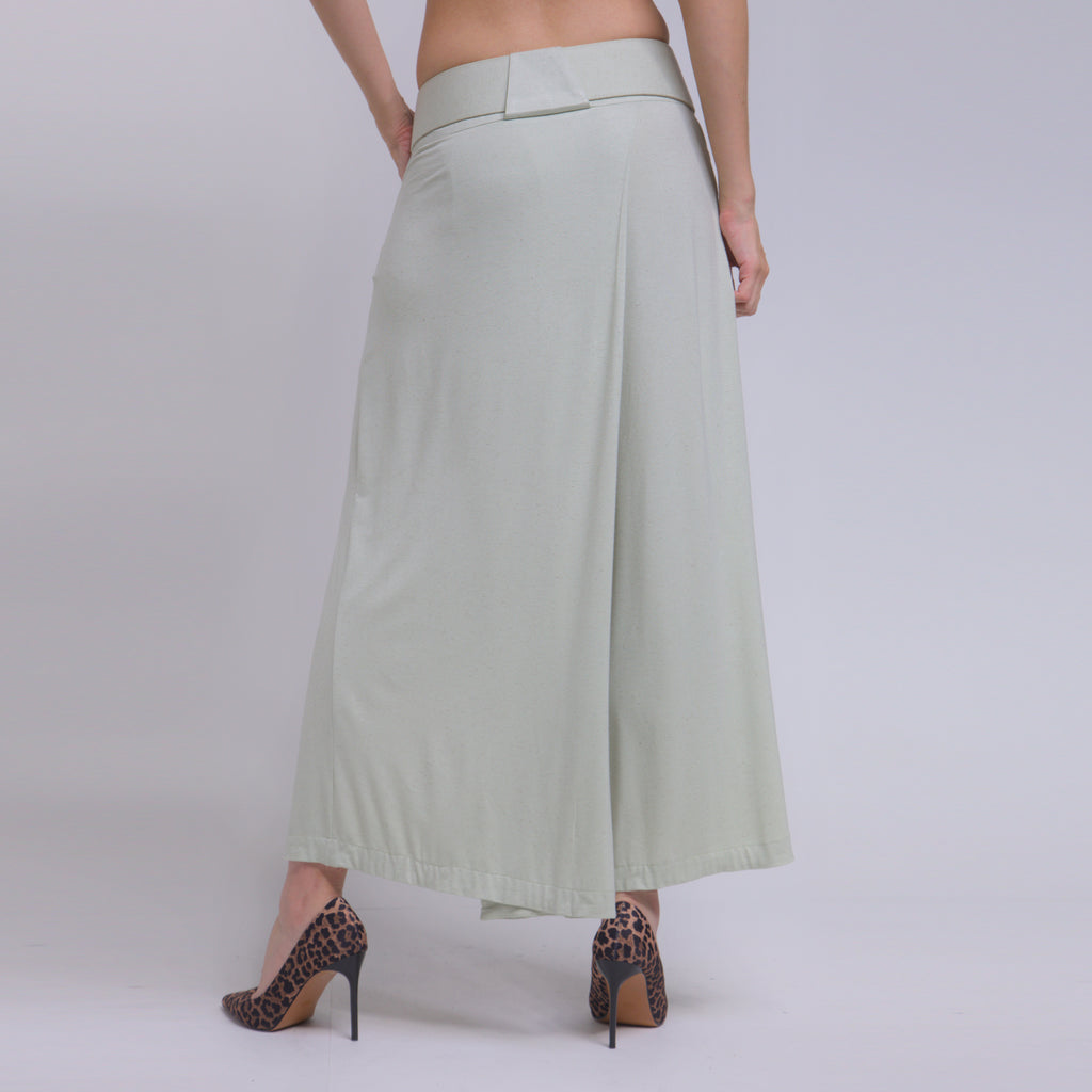 Bia - Saia-calça de malha com cinto de couro com amarração na cor verde sálvia