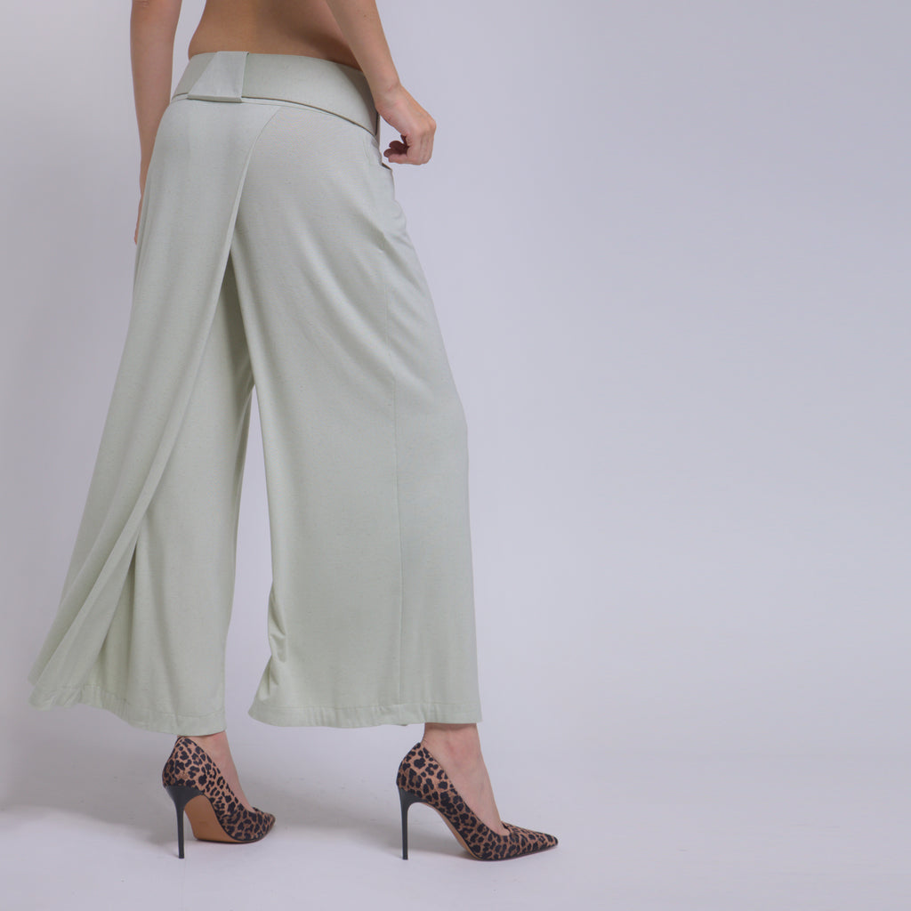 Bia - Saia-calça de malha com cinto de couro com amarração na cor verde sálvia