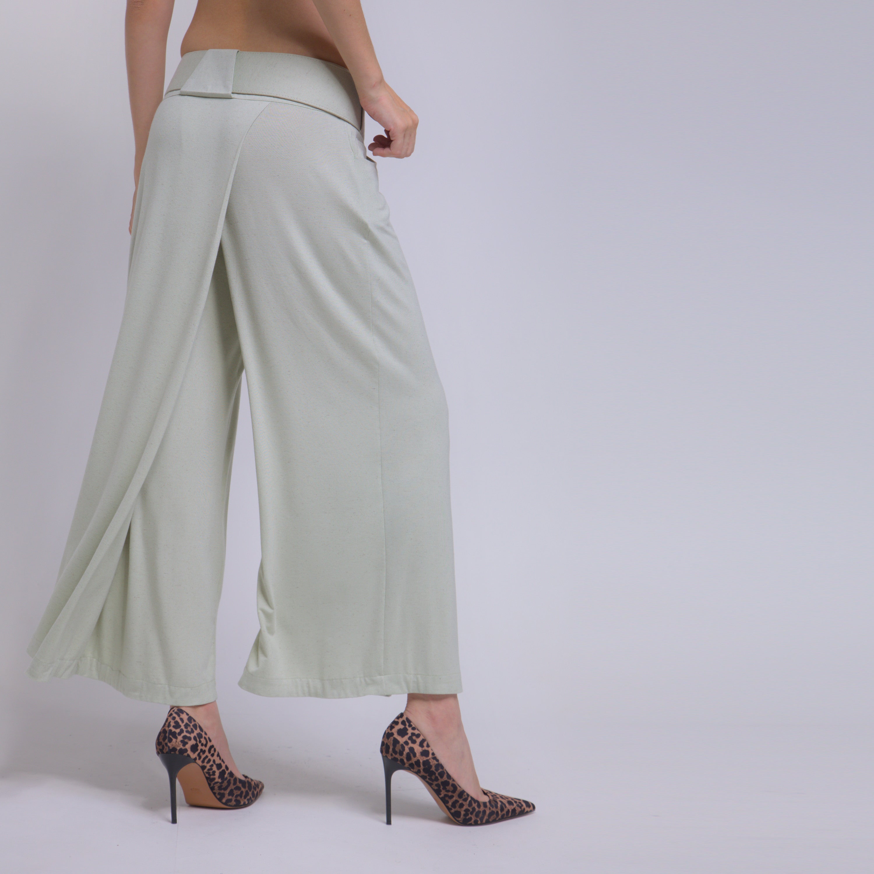 Bia - Saia-calça de malha com cinto de couro com amarração na cor verde sálvia