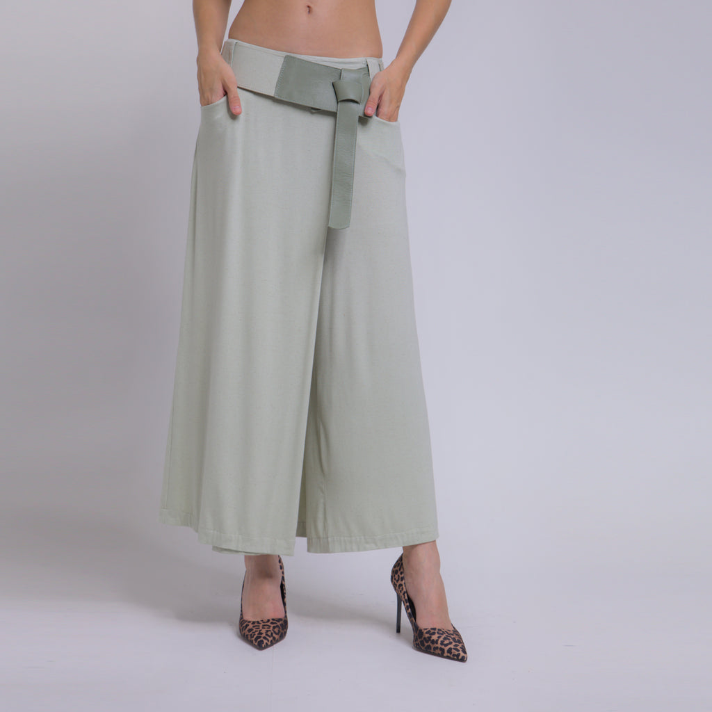 Bia - Saia-calça de malha com cinto de couro com amarração na cor verde sálvia