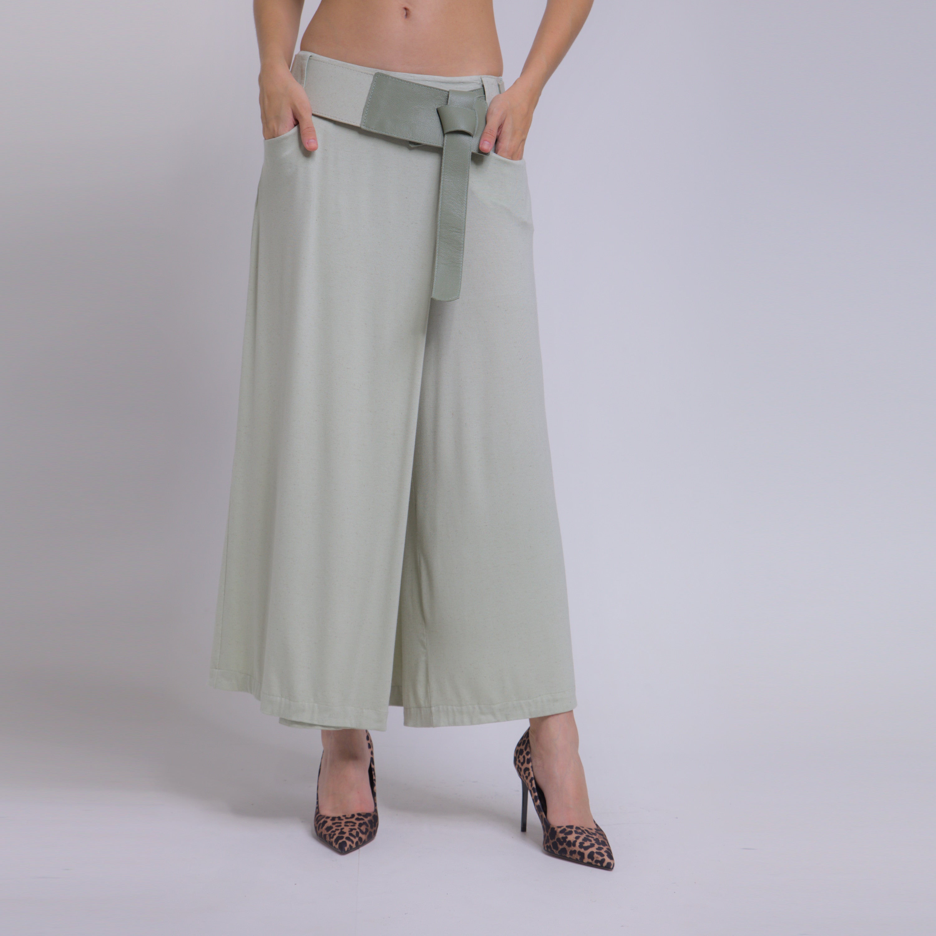 Bia - Saia-calça de malha com cinto de couro com amarração na cor verde sálvia