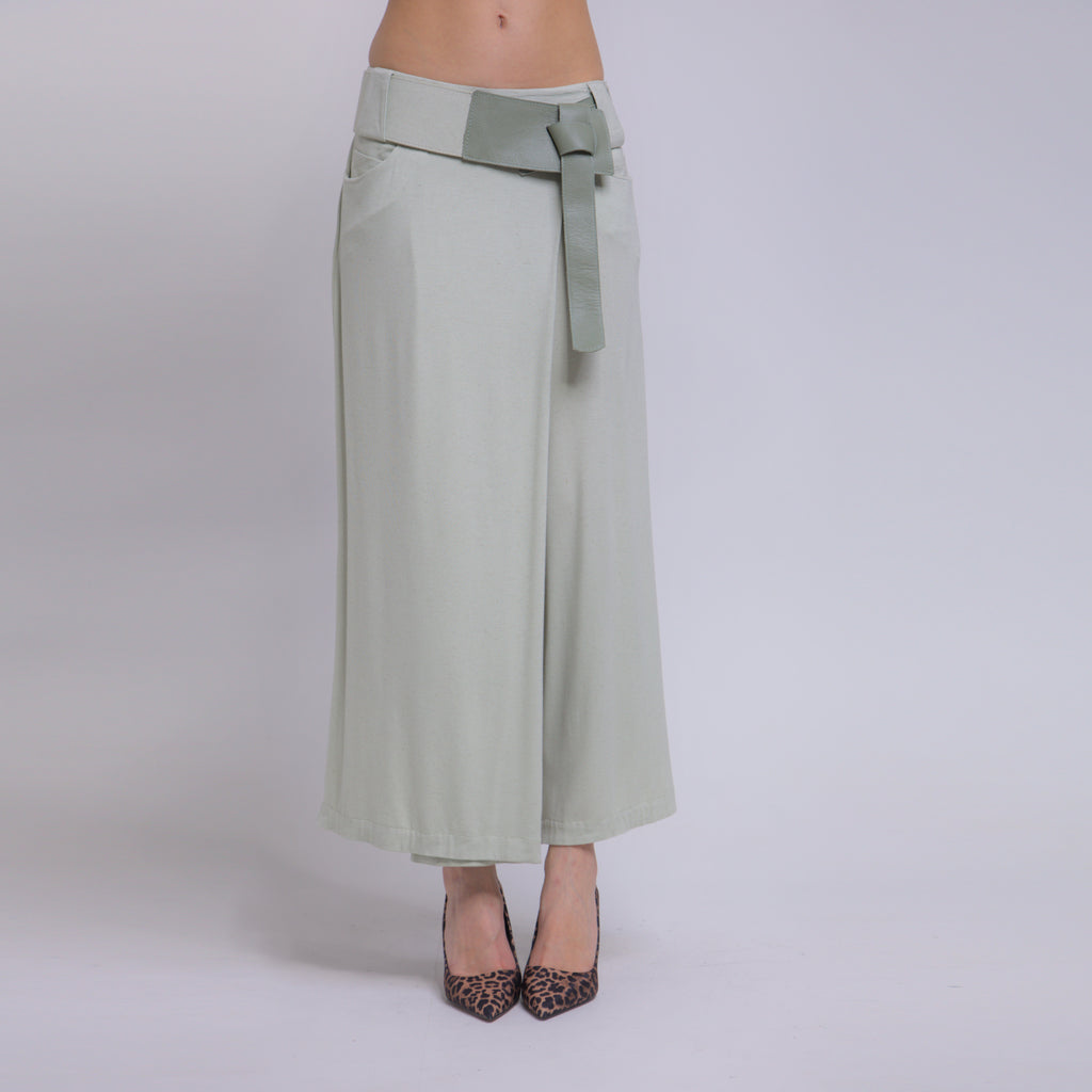 Bia - Saia-calça de malha com cinto de couro com amarração na cor verde sálvia