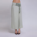 Bia - Saia-calça de malha com cinto de couro com amarração na cor verde sálvia