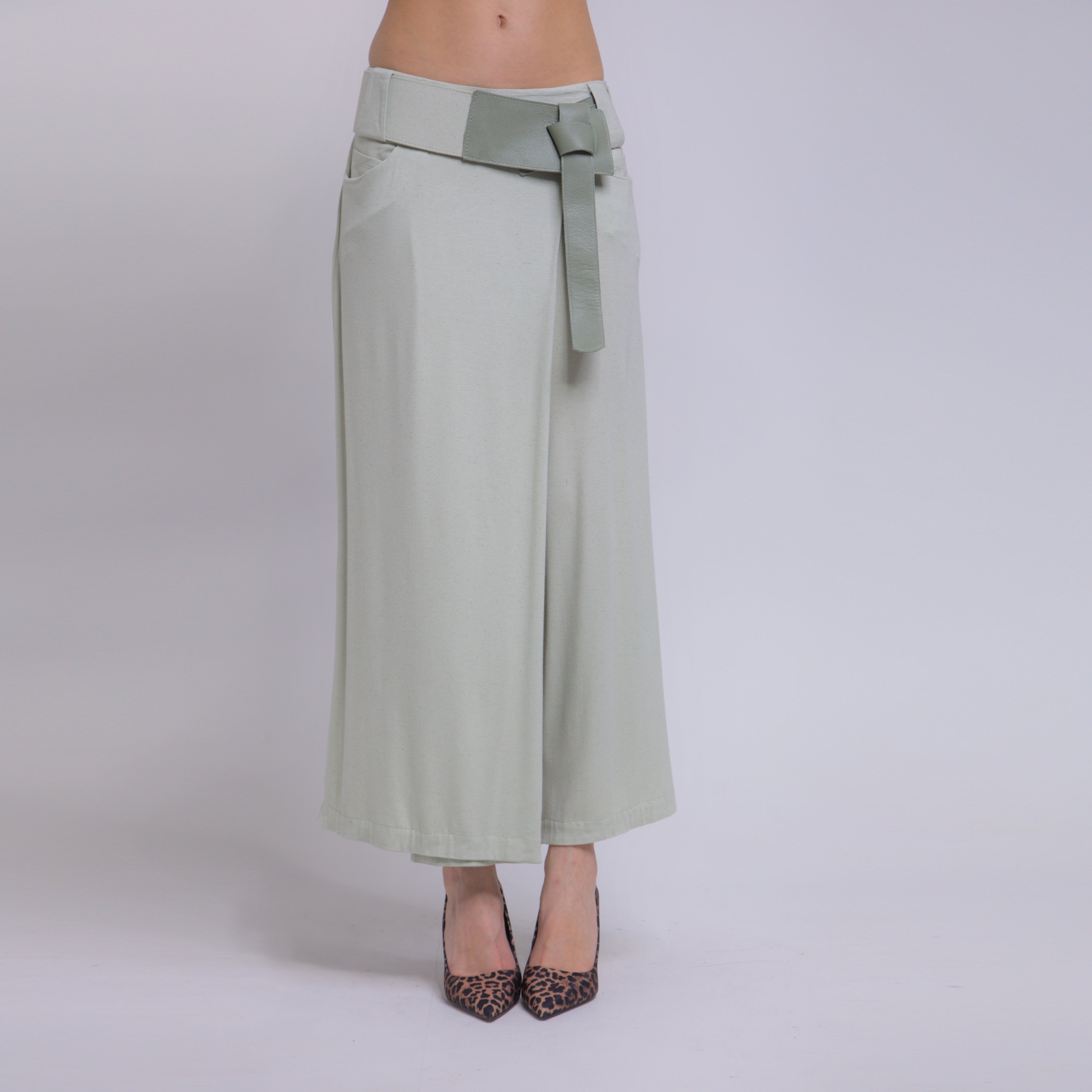 Bia - Saia-calça de malha com cinto de couro com amarração na cor verde sálvia