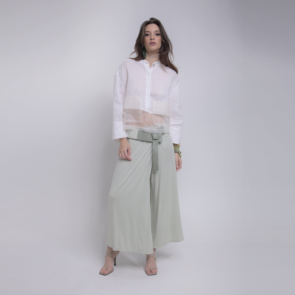 Bia - Saia-calça de malha com cinto de couro com amarração na cor verde sálvia