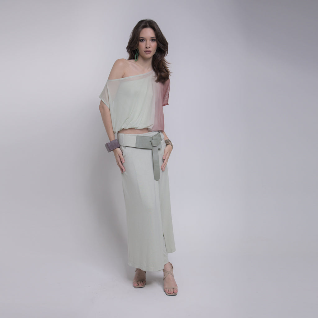 Bia - Saia-calça de malha com cinto de couro com amarração na cor verde sálvia