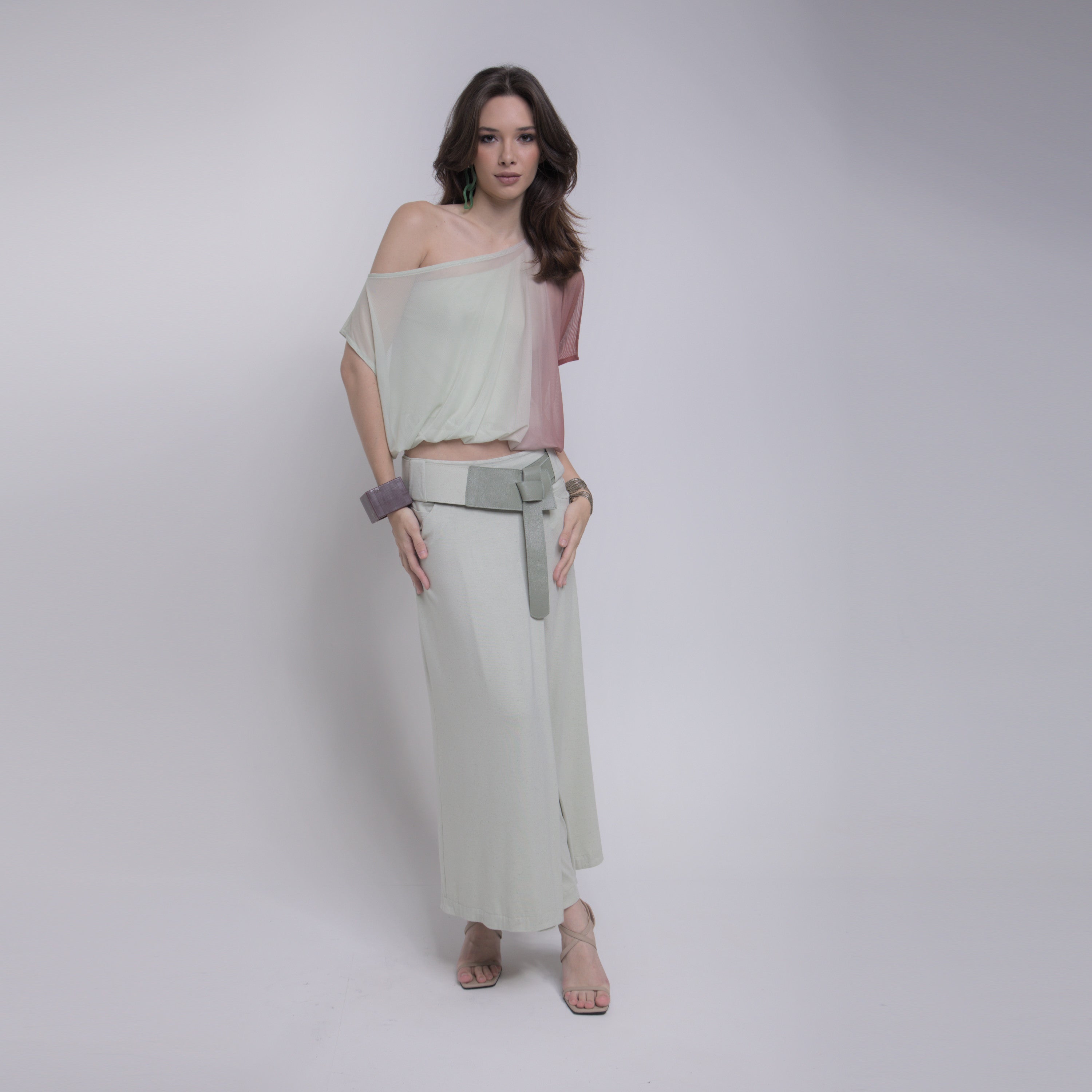 Bia - Saia-calça de malha com cinto de couro com amarração na cor verde sálvia