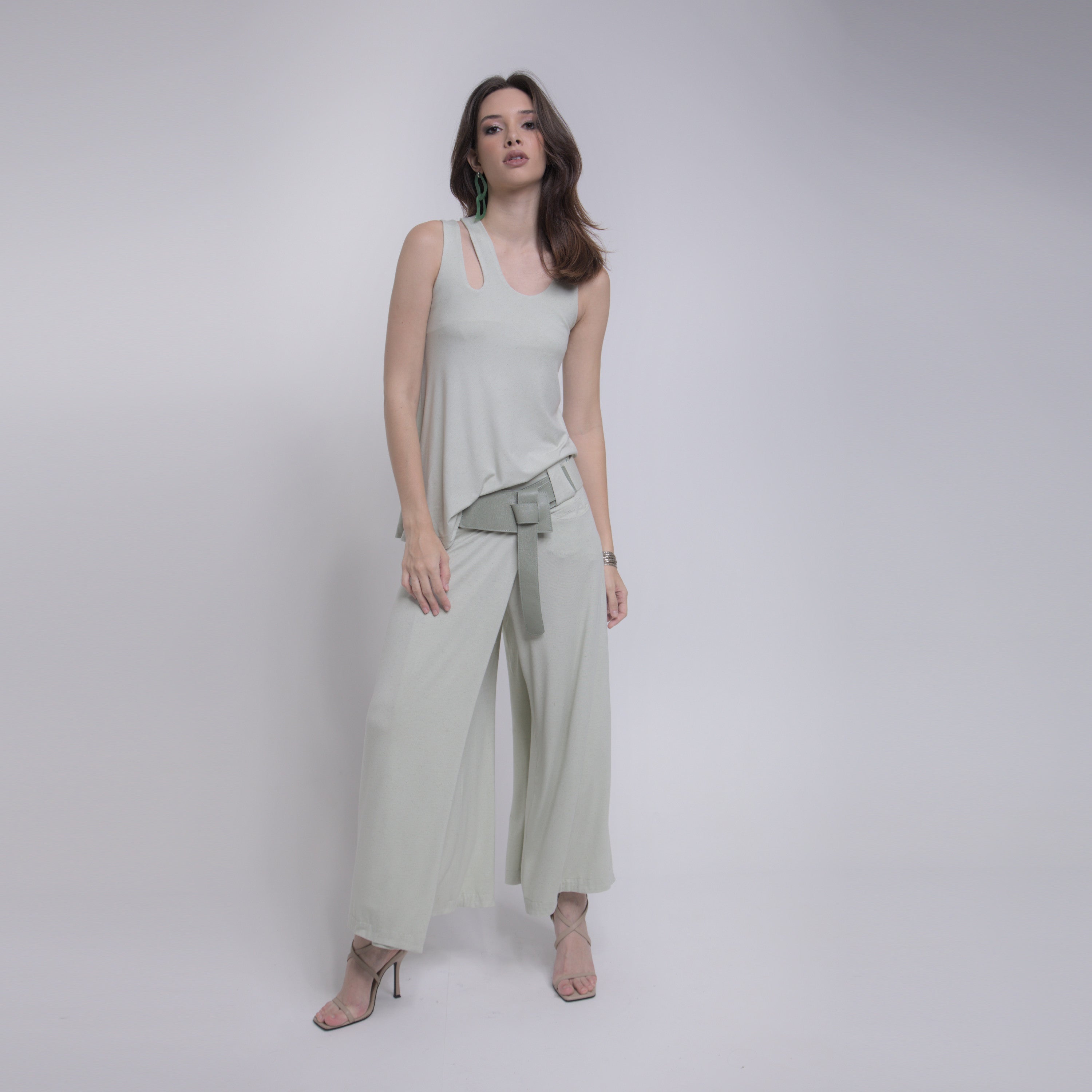 Bia - Saia-calça de malha com cinto de couro com amarração na cor verde sálvia