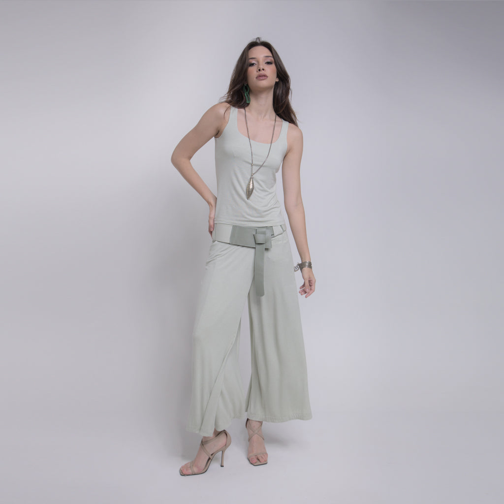 Bia - Saia-calça de malha com cinto de couro com amarração na cor verde sálvia