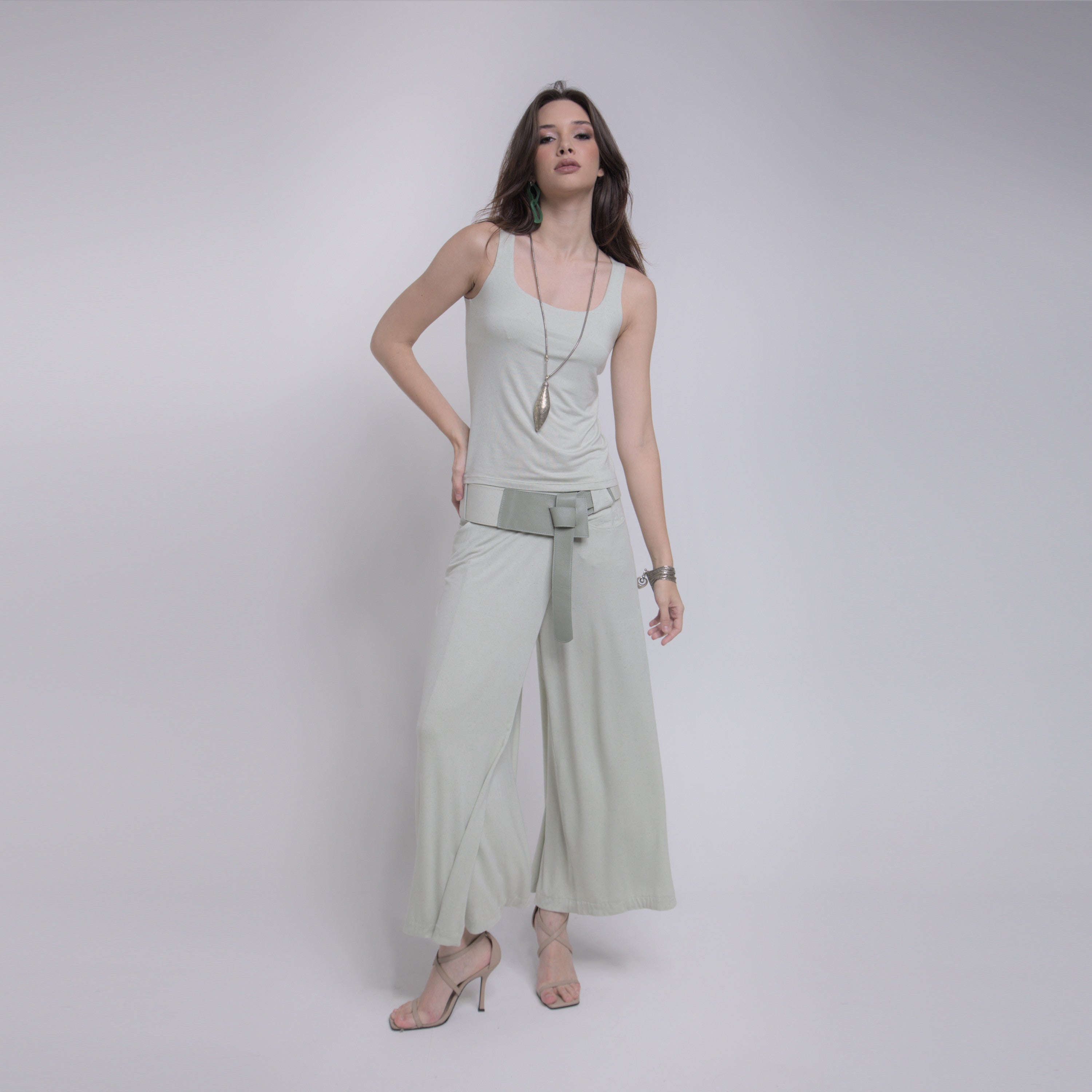 Bia - Saia-calça de malha com cinto de couro com amarração na cor verde sálvia