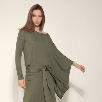 Naomi - Blusa assimétrica verde militar com listras pretas na manga