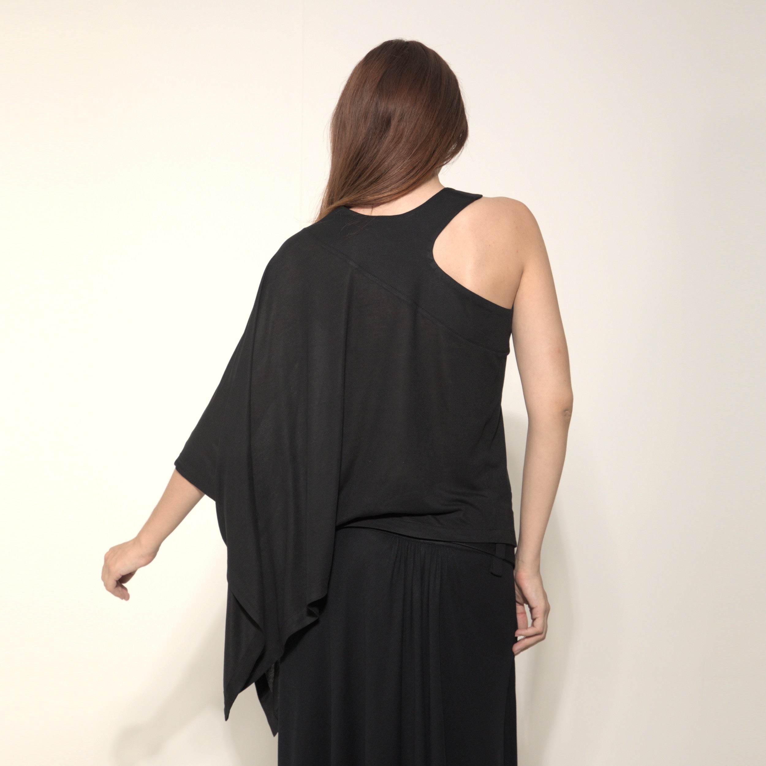 Ibiza - Blusa assimétrica com uma manga só em malha na cor preta