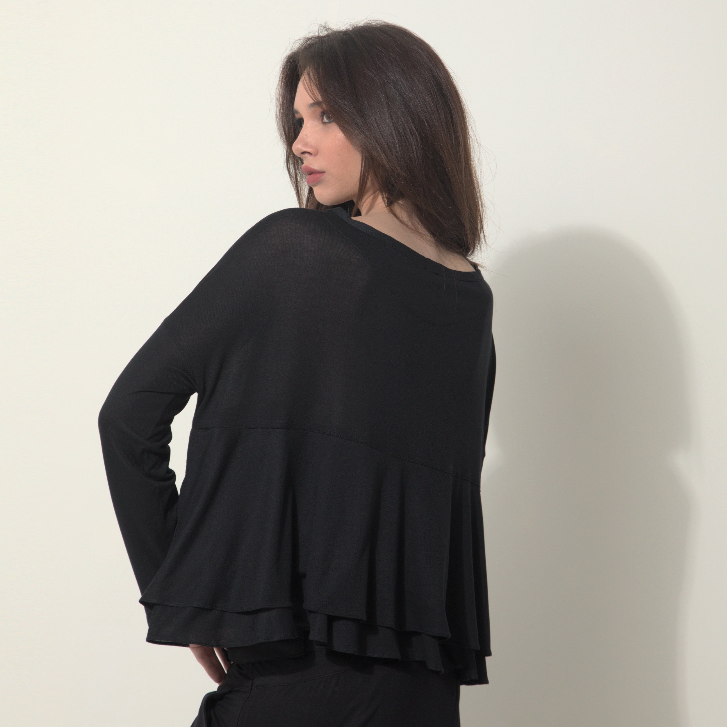 Isla - Blusa boho de malha com babados e manga comprida na cor preta