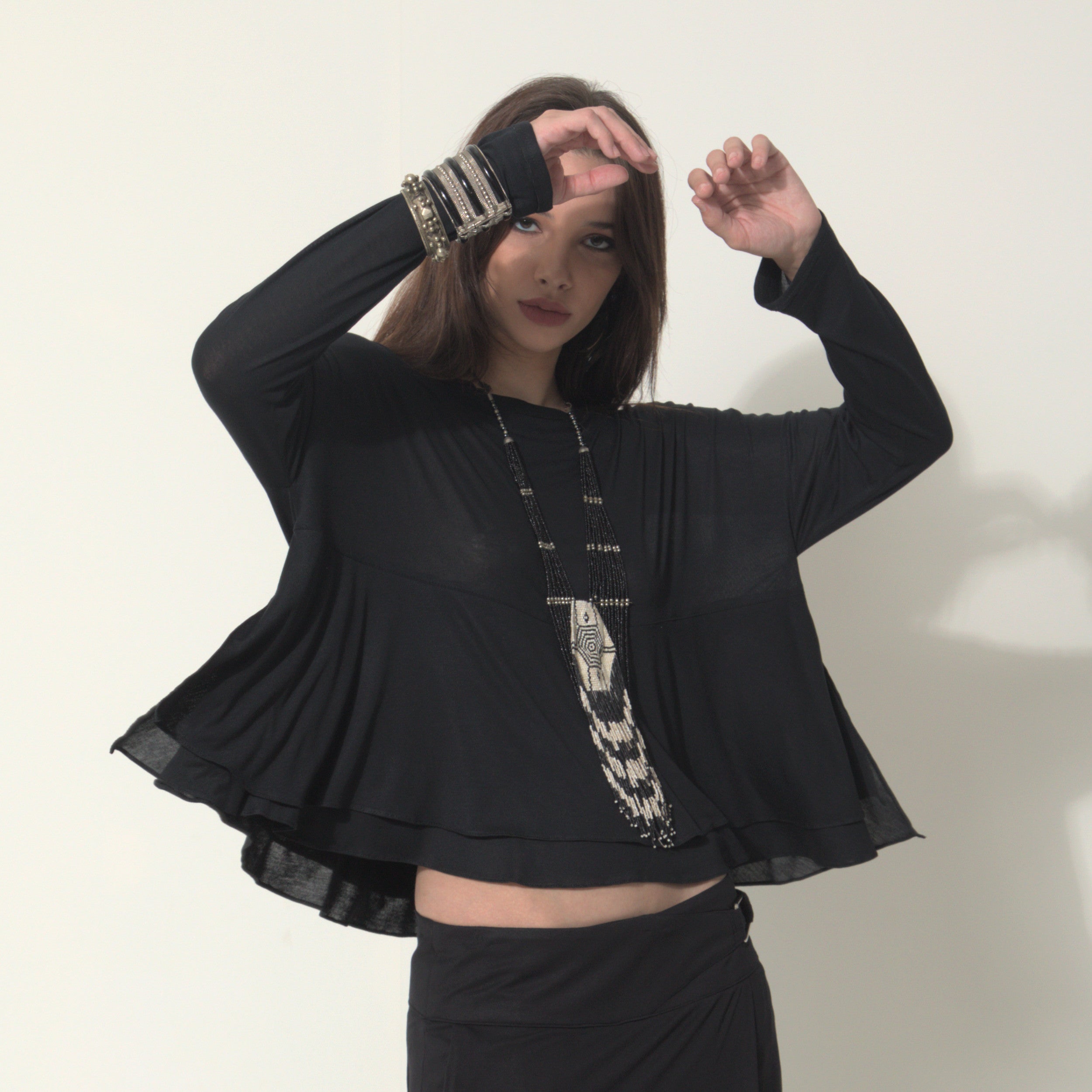 Isla - Blusa boho de malha com babados e manga comprida na cor preta