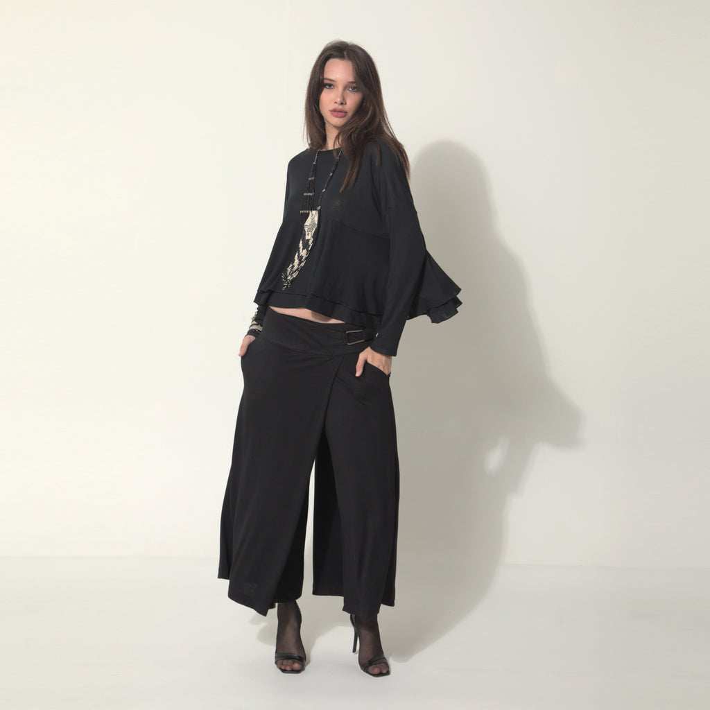 Sarah - Saia-calça de malha com ajuste de fivela de metal na cor preta