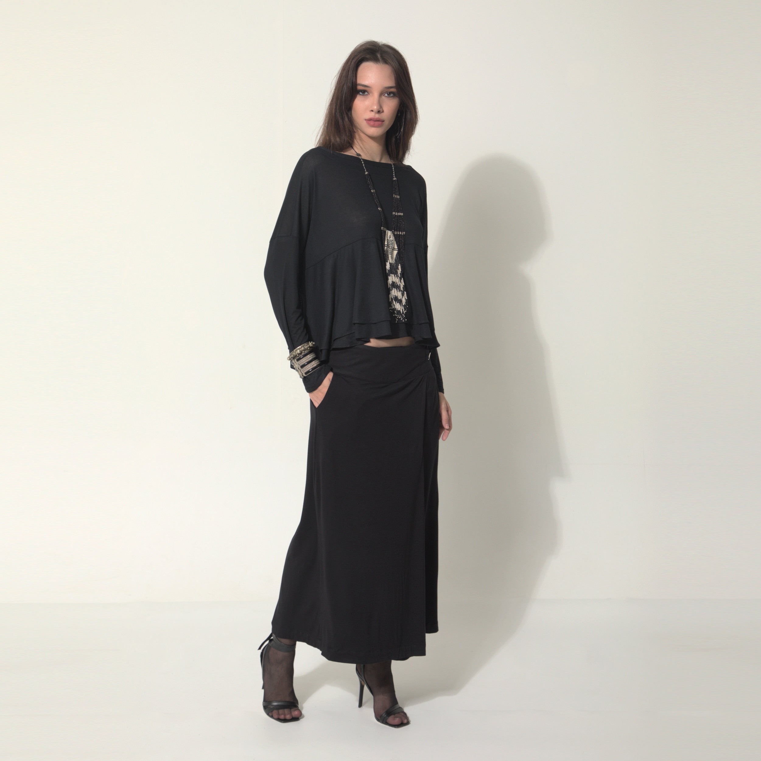 Sarah - Saia-calça de malha com ajuste de fivela de metal na cor preta