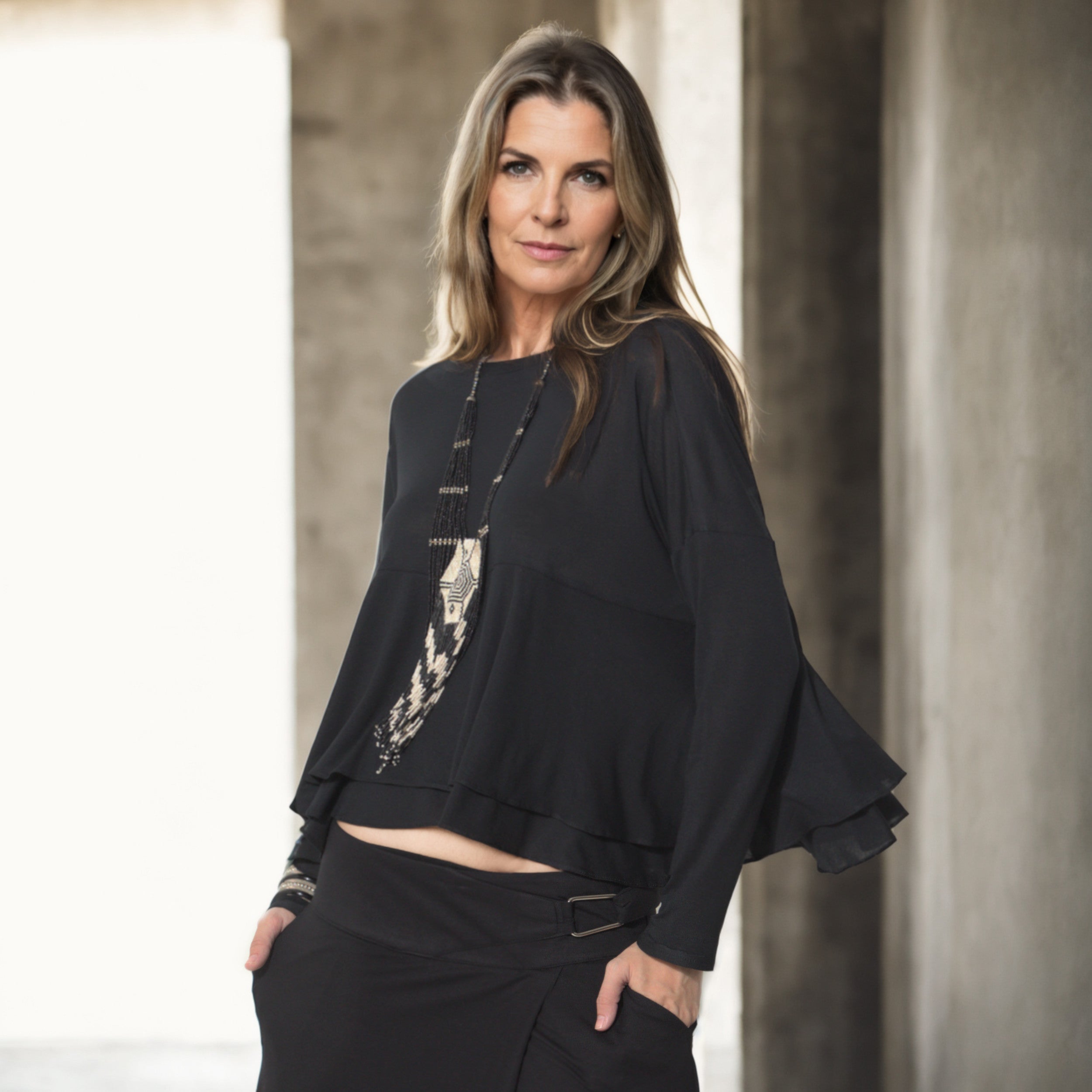 Isla - Blusa boho de malha com babados e manga comprida na cor preta