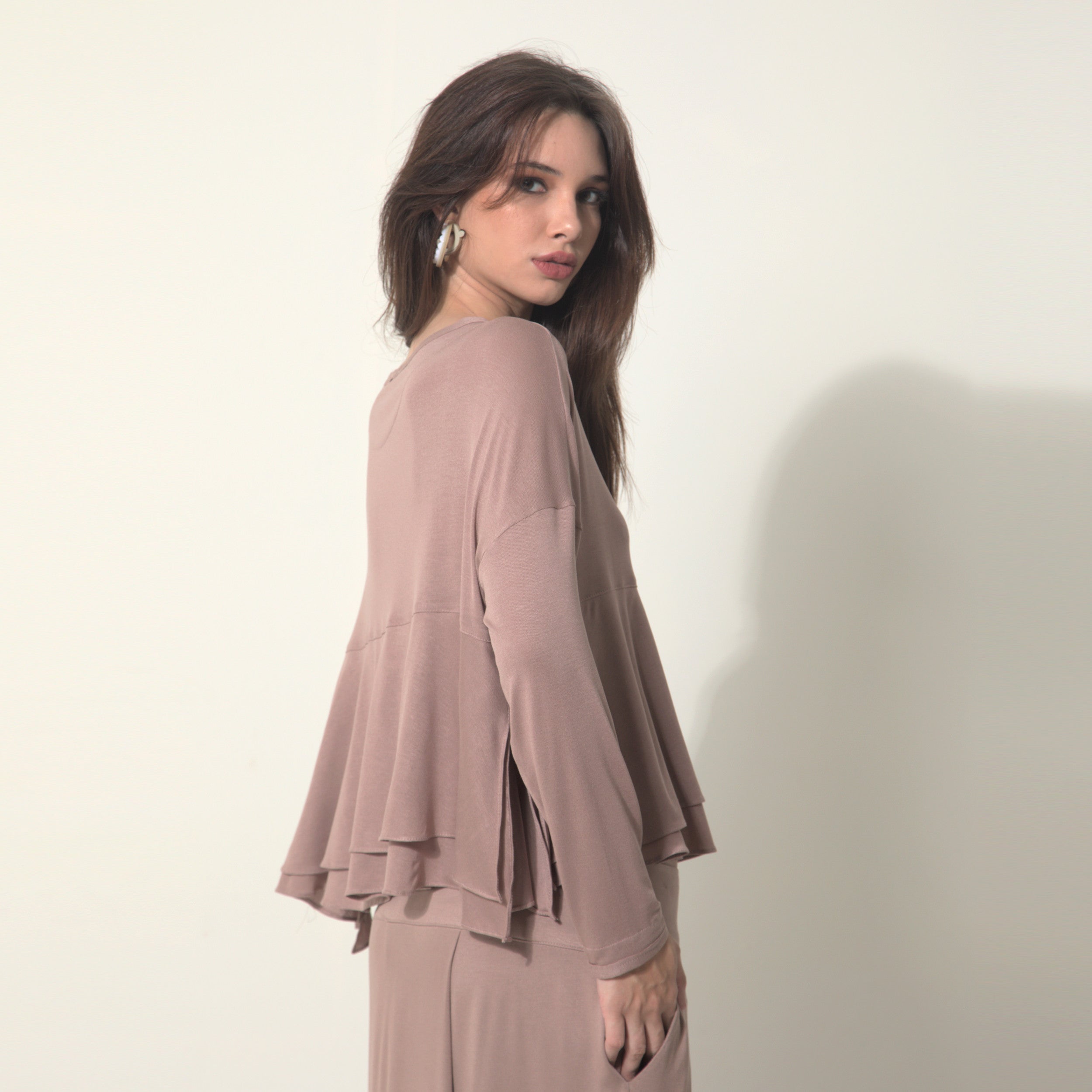 Isla - Blusa boho de malha com babados e manga comprida na cor mocha mousse