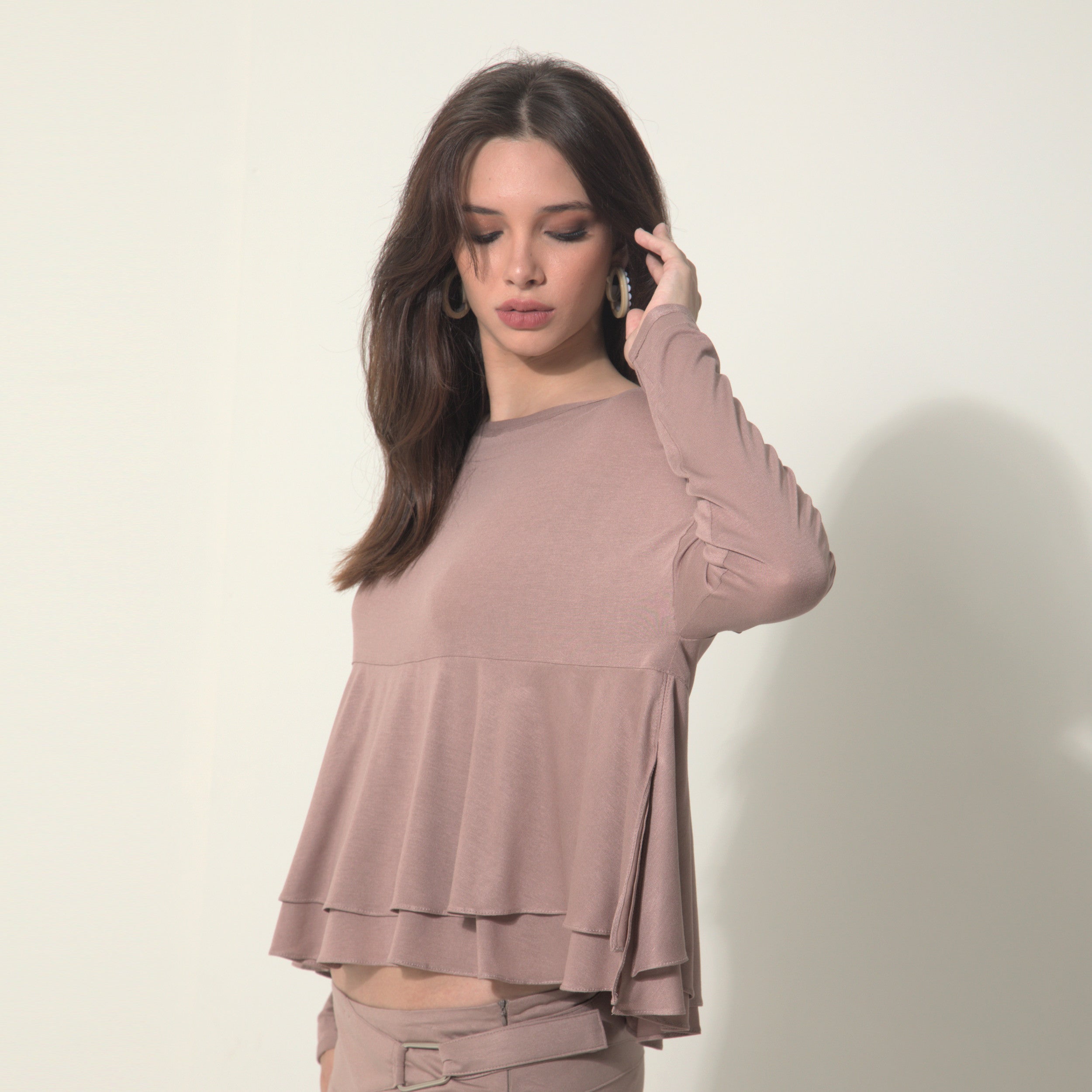 Isla - Blusa boho de malha com babados e manga comprida na cor mocha mousse