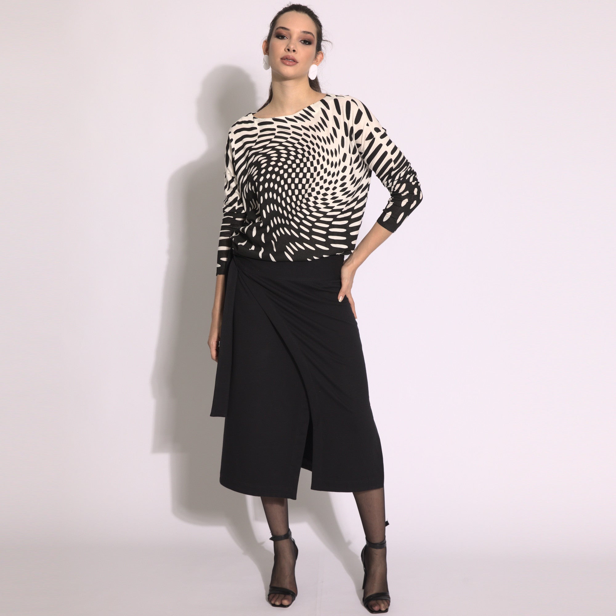 Efeito ótico - blusa em malha manga comprida cor off-white e preto