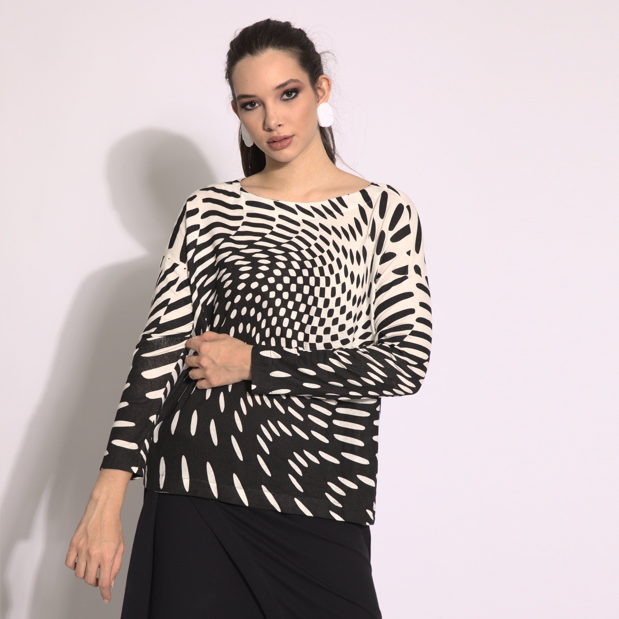 Efeito ótico - blusa em malha manga comprida cor off-white e preto